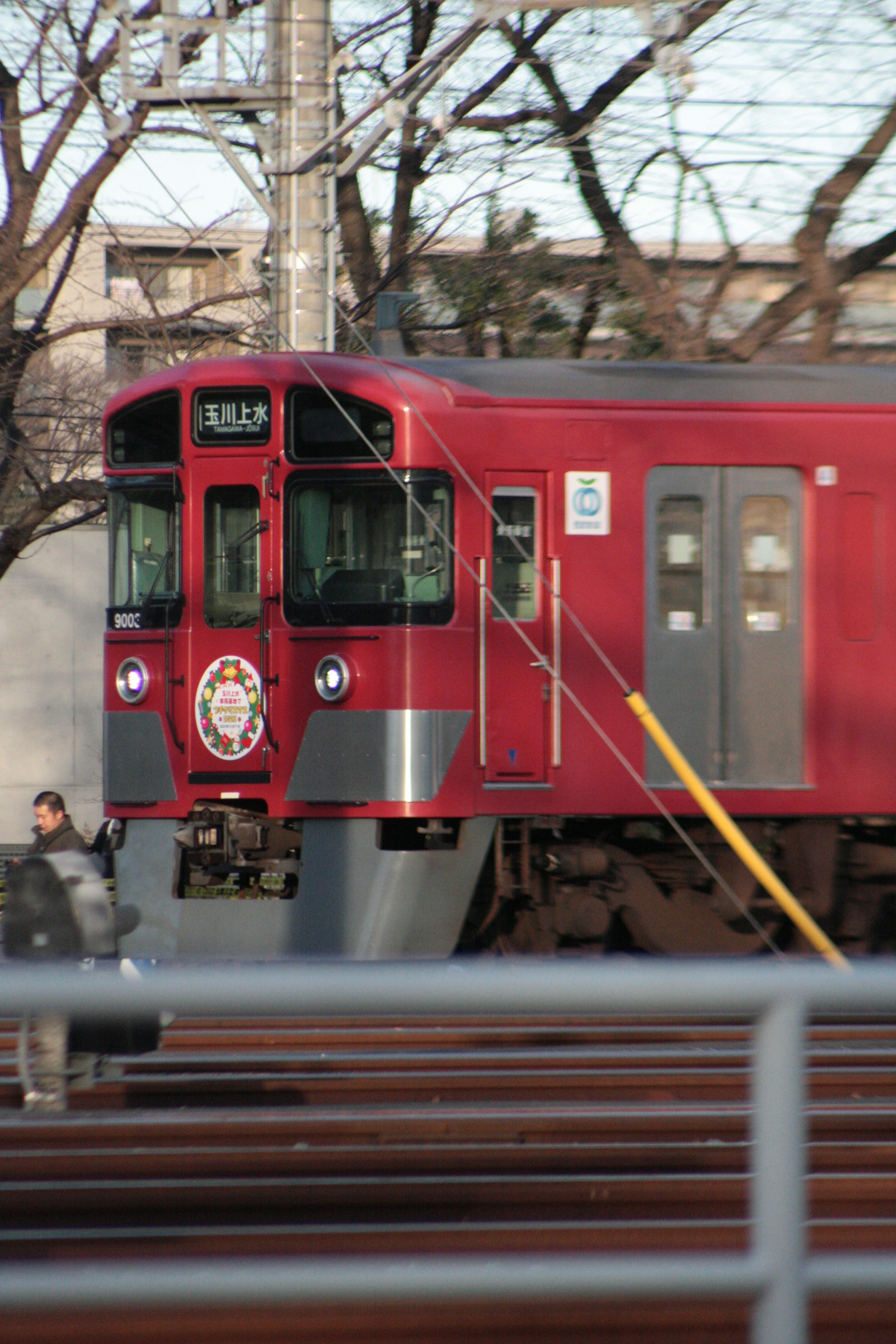 มุมมองด้านหน้ารถไฟสีแดงพร้อมทิวทัศน์รอบข้าง