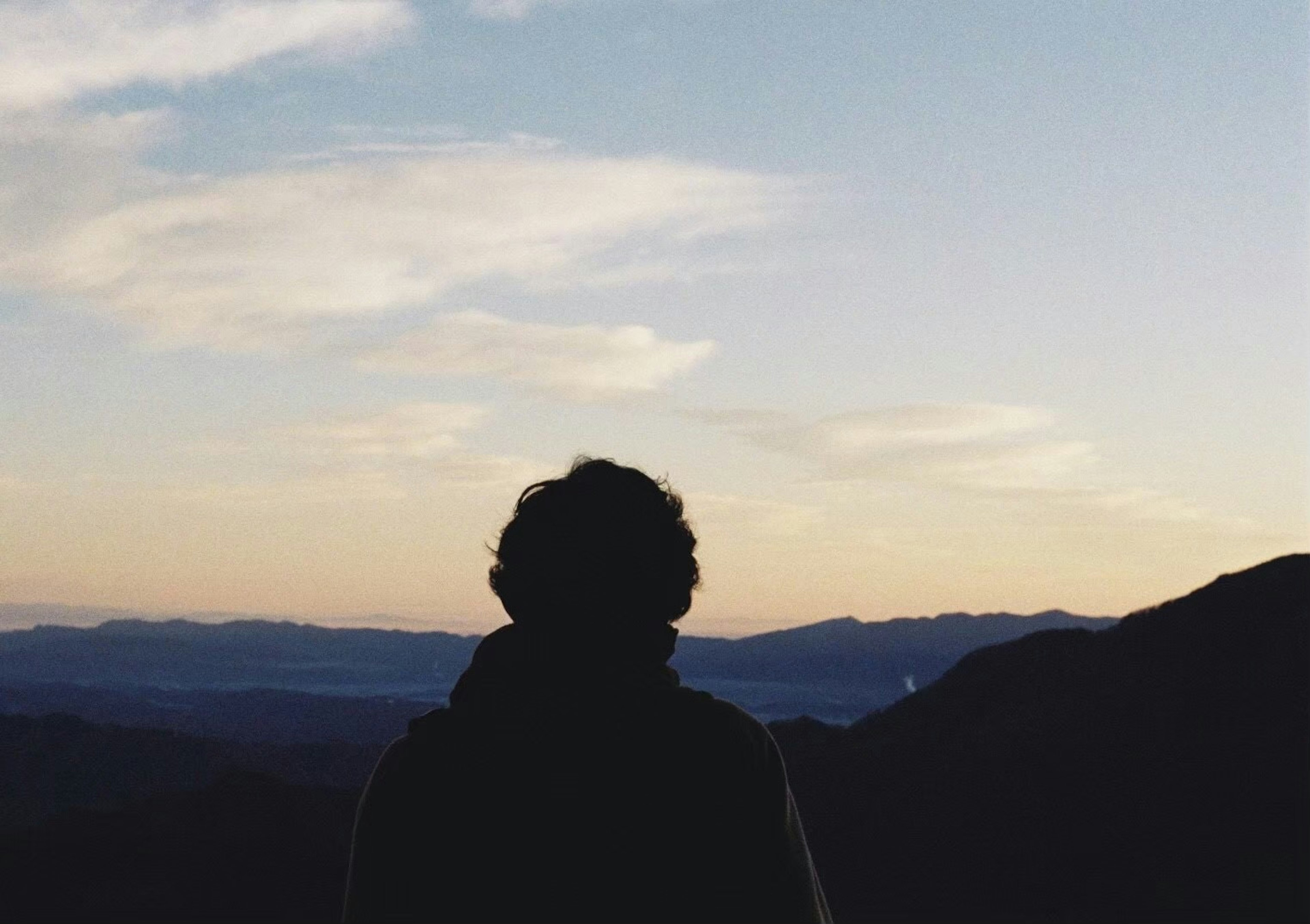 Silhouette d'une personne contre un coucher de soleil