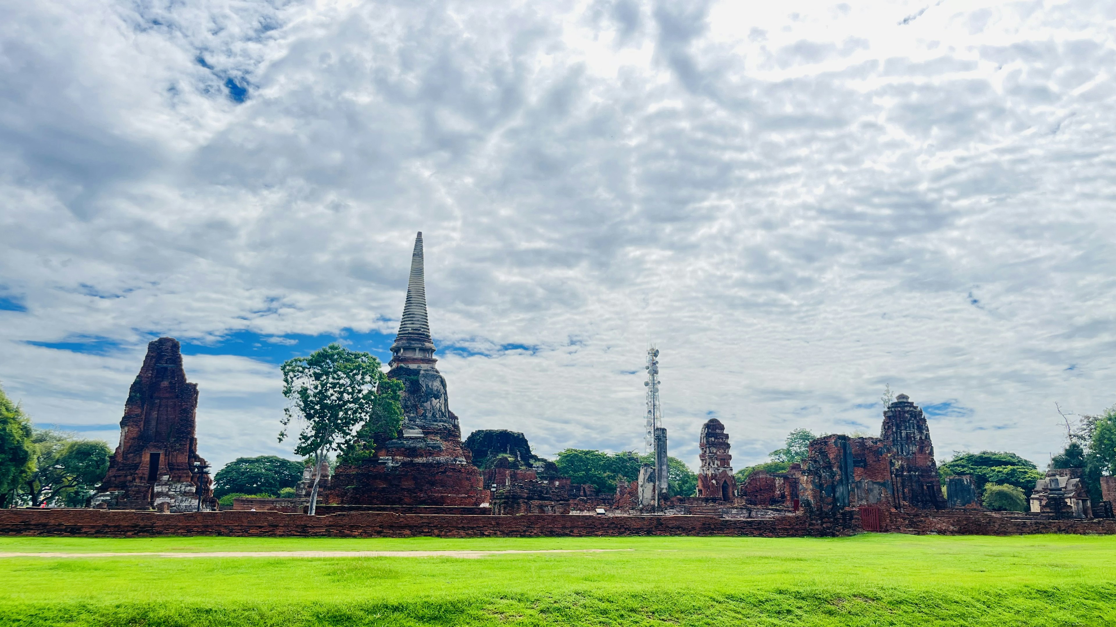 タイのアユタヤ遺跡の広大な景観と雲のある空