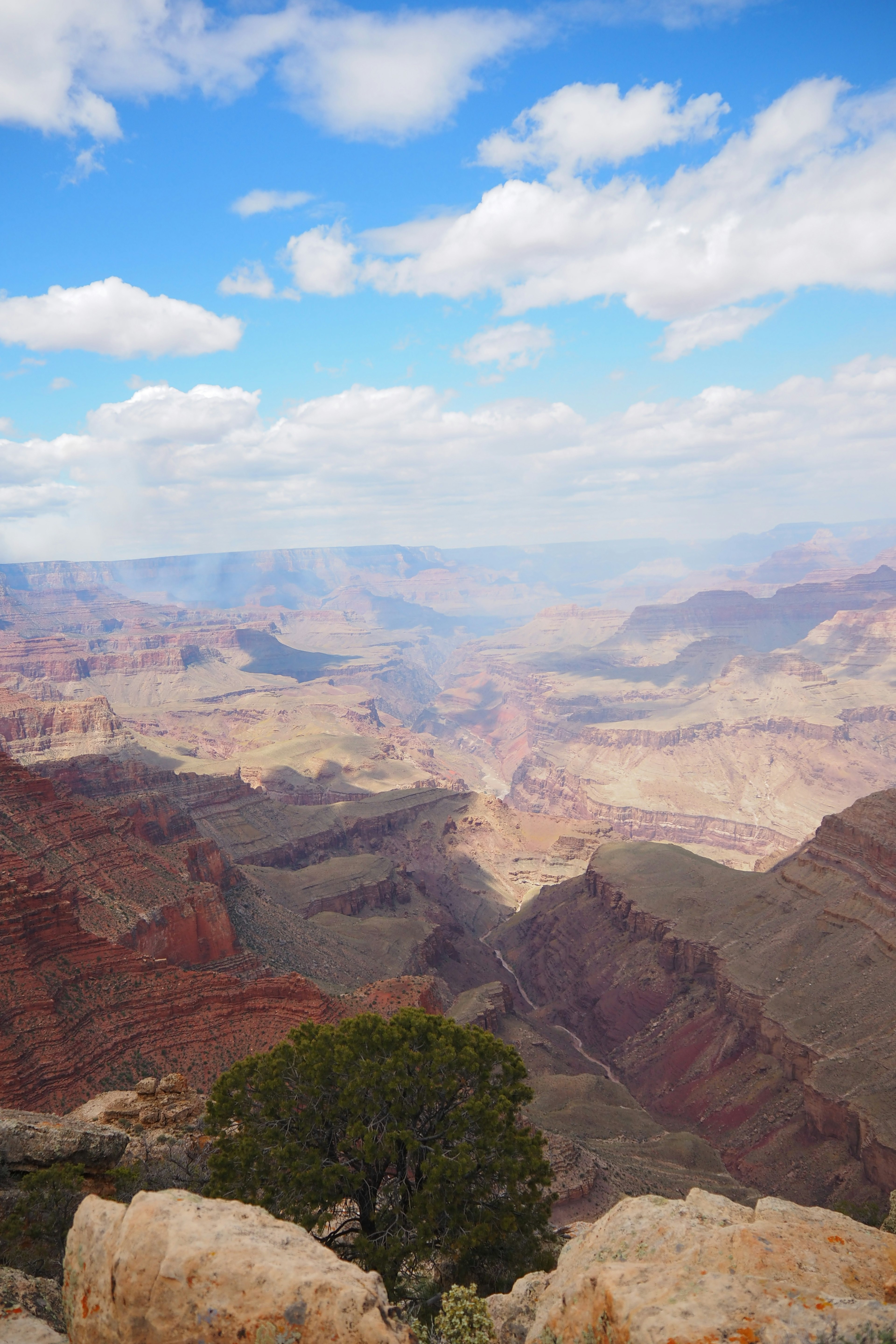 Ampia vista del Grand Canyon con cielo blu e nuvole bianche