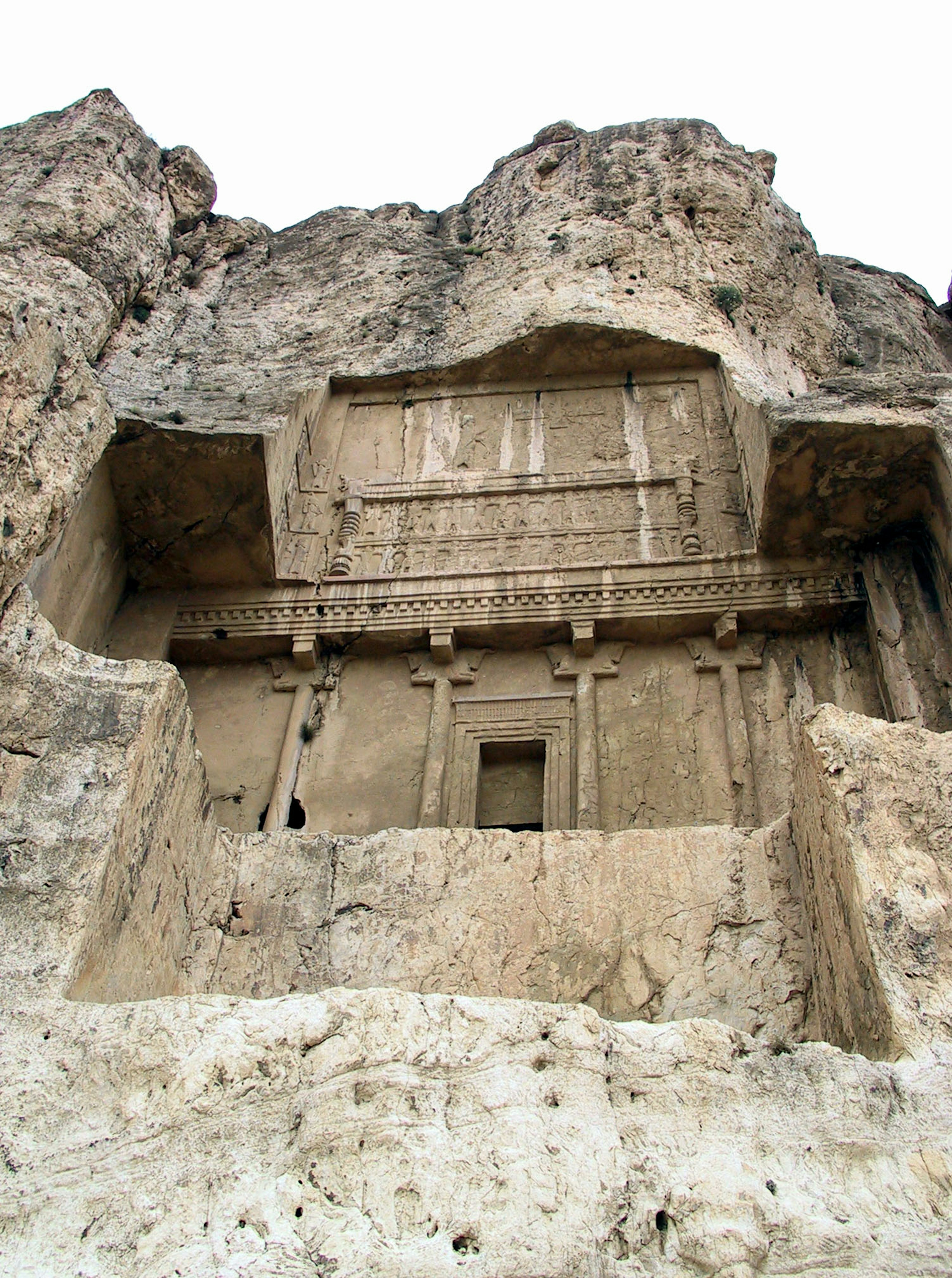 Estructura de tumba tallada en roca antigua en el sitio de Taq-e Bostan