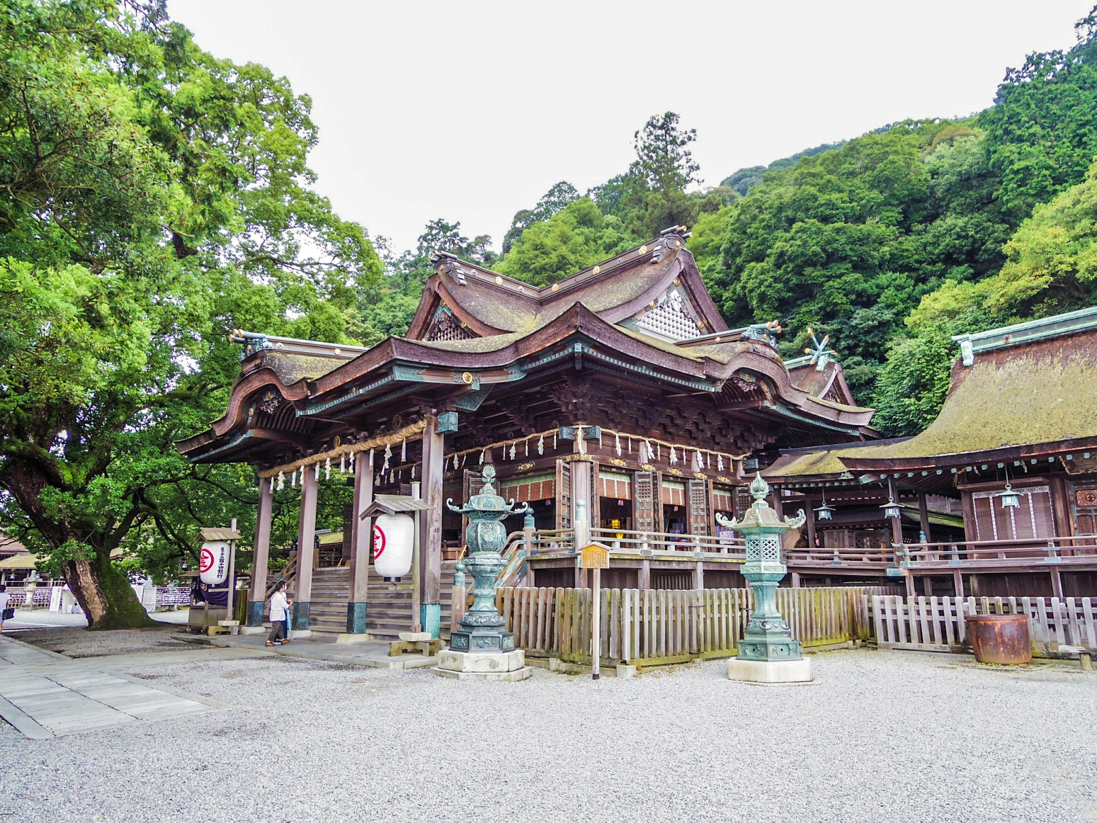 Traditionelles japanisches Heiligtum mit komplexer Architektur, umgeben von üppigem Grün