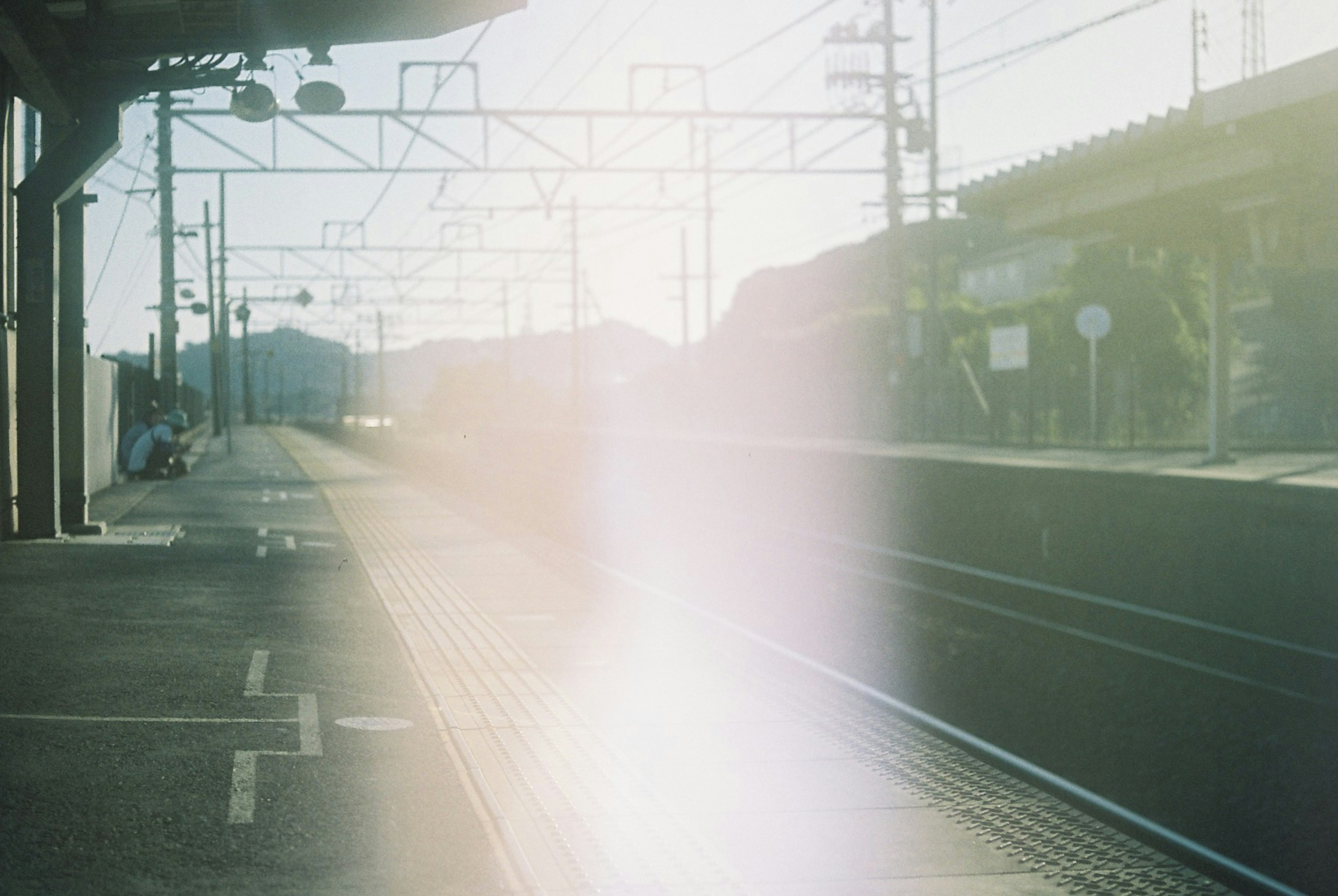 駅のプラットフォームに光が差し込む風景