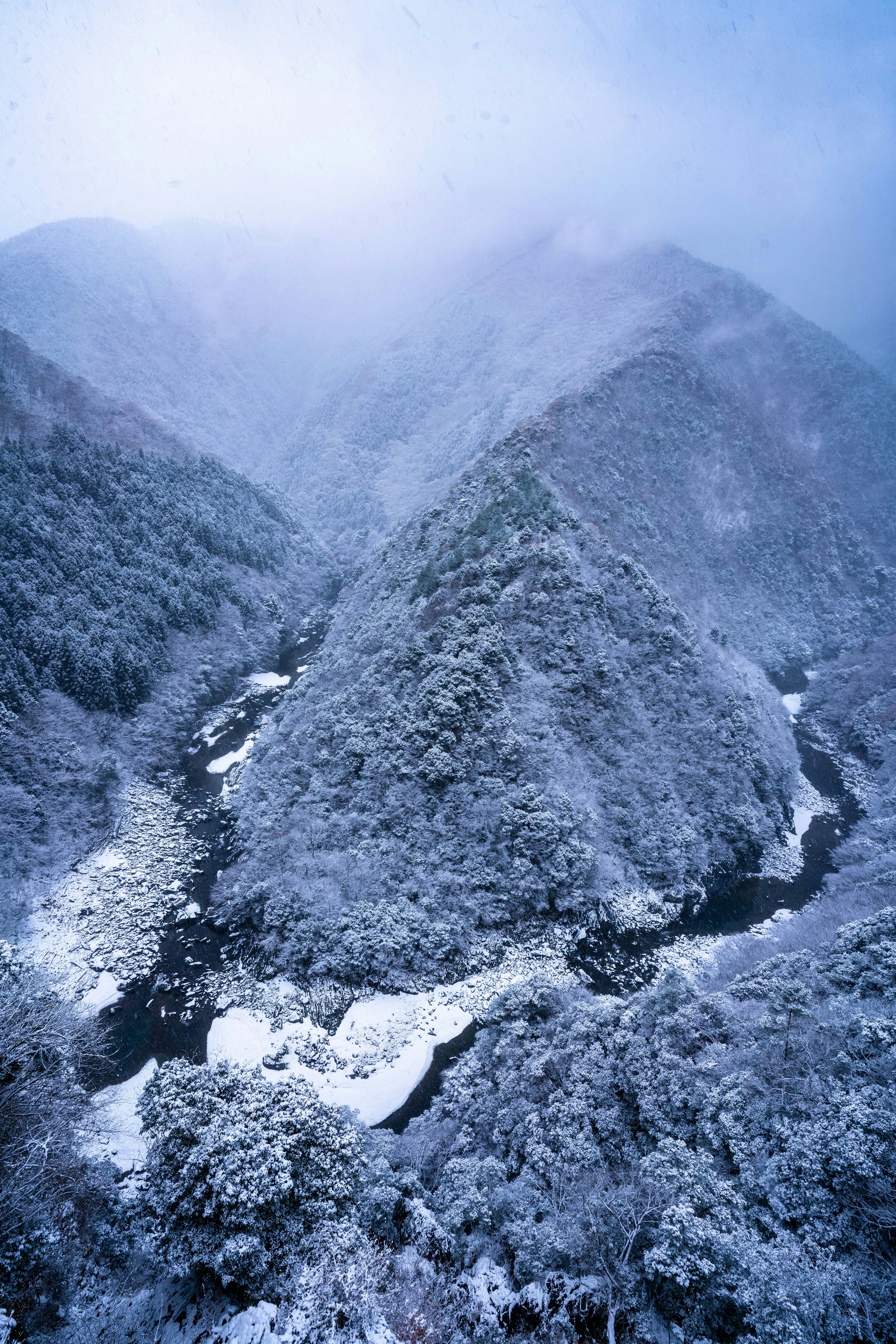 Schöne Landschaft mit schneebedeckten Bergen und Fluss