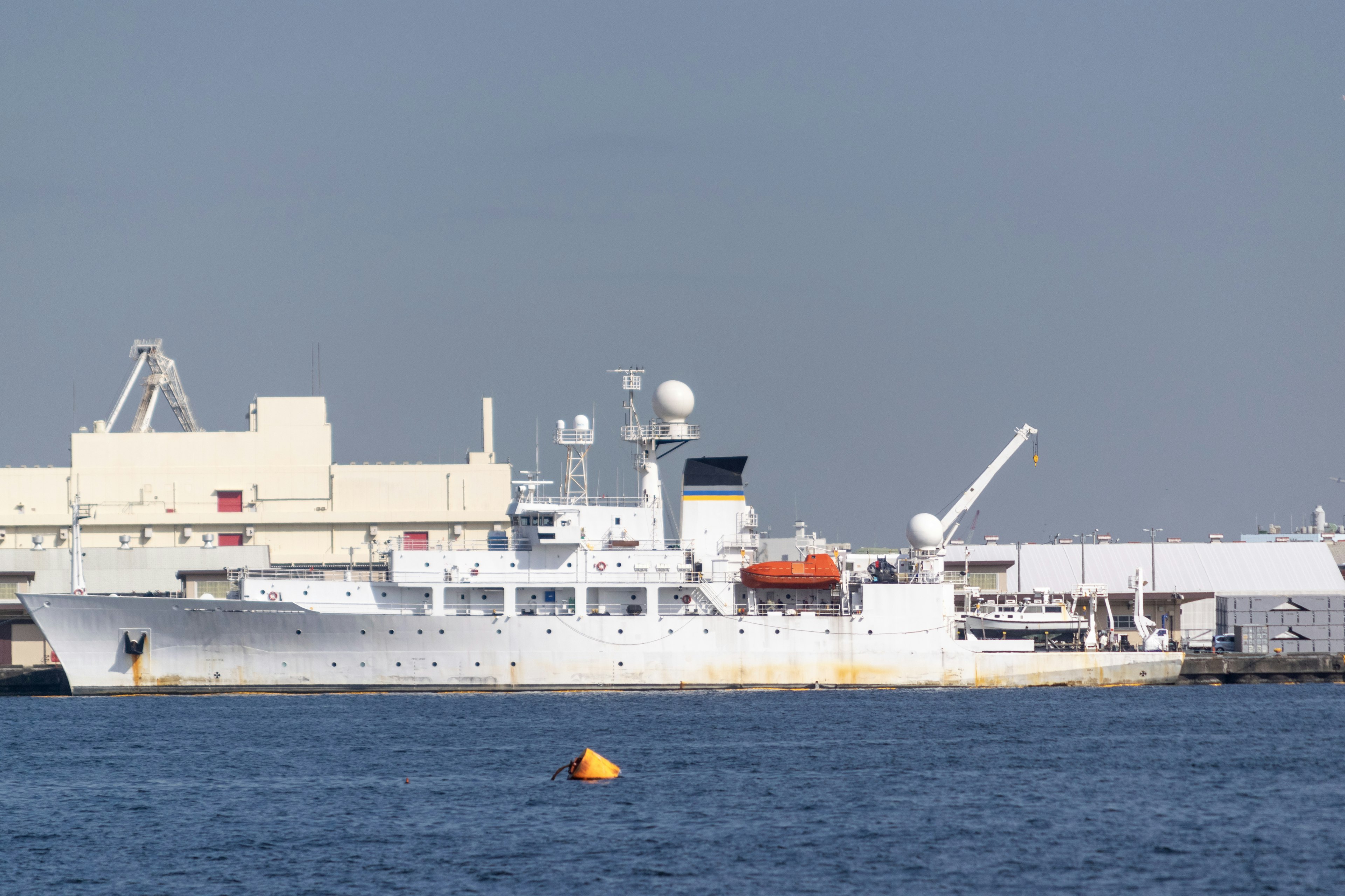 Ein weißes Schiff im Hafen angedockt