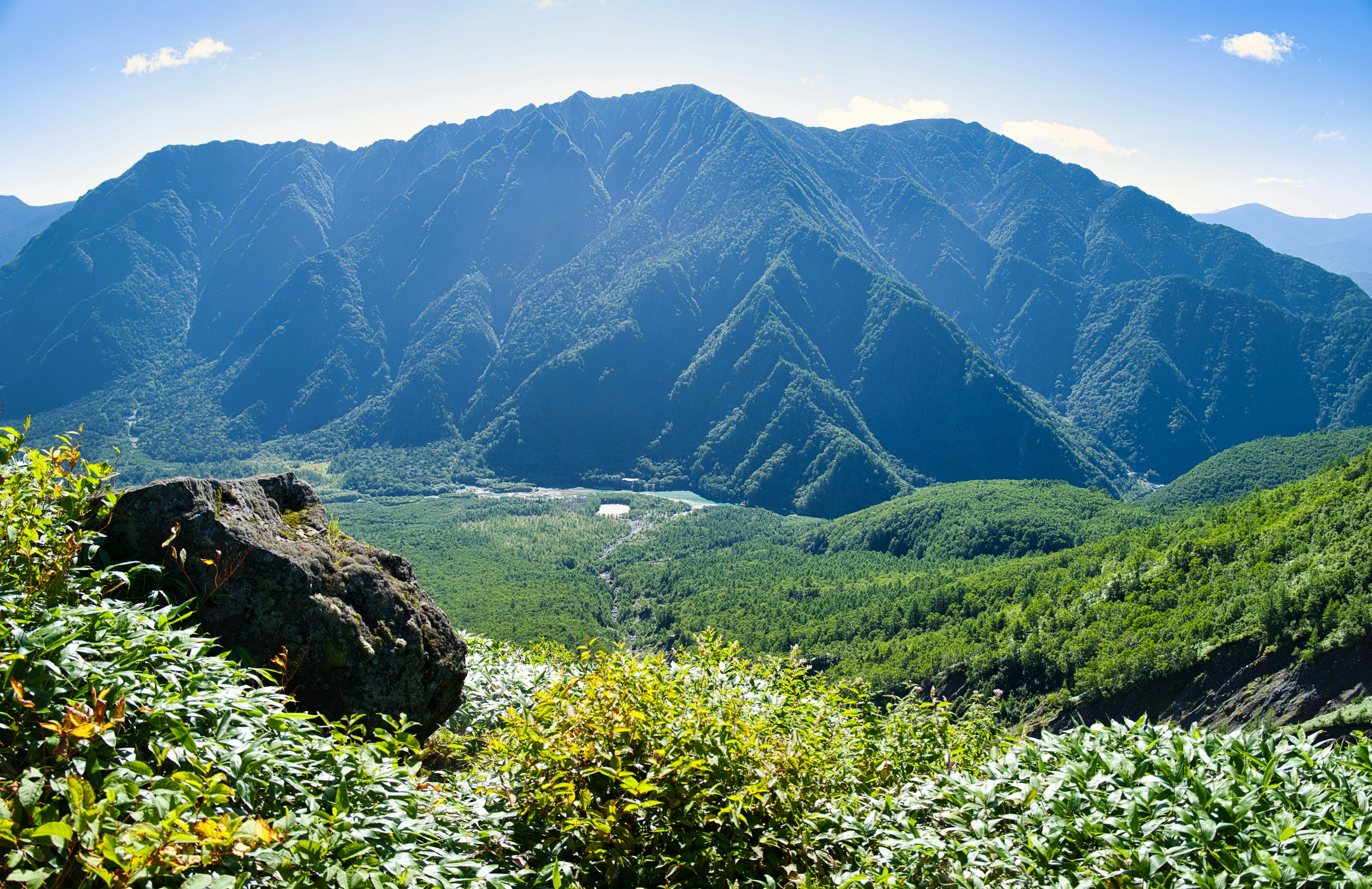 Vista escénica de montañas con valles verdes