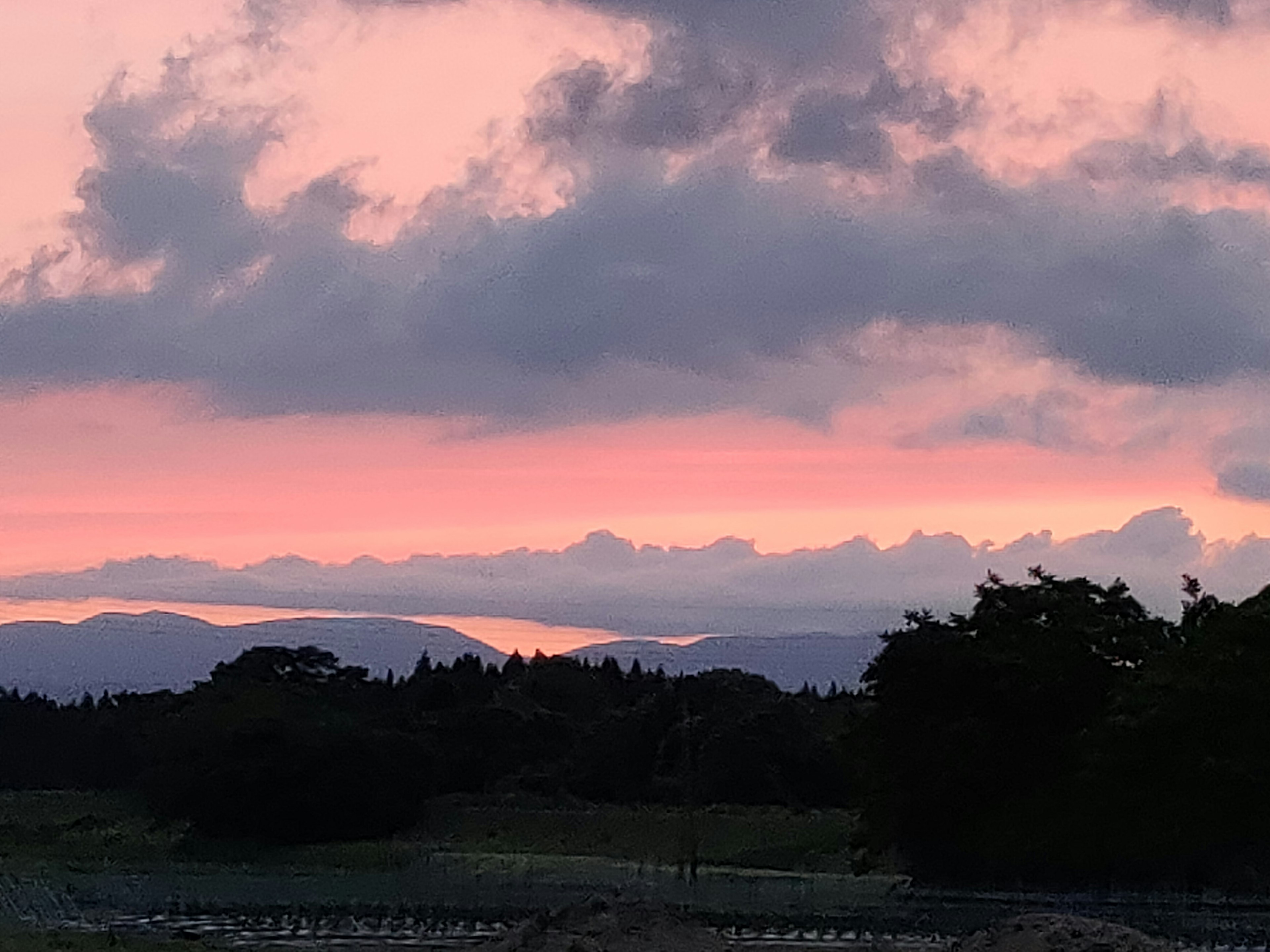 美しい夕焼けの空と山々のシルエット