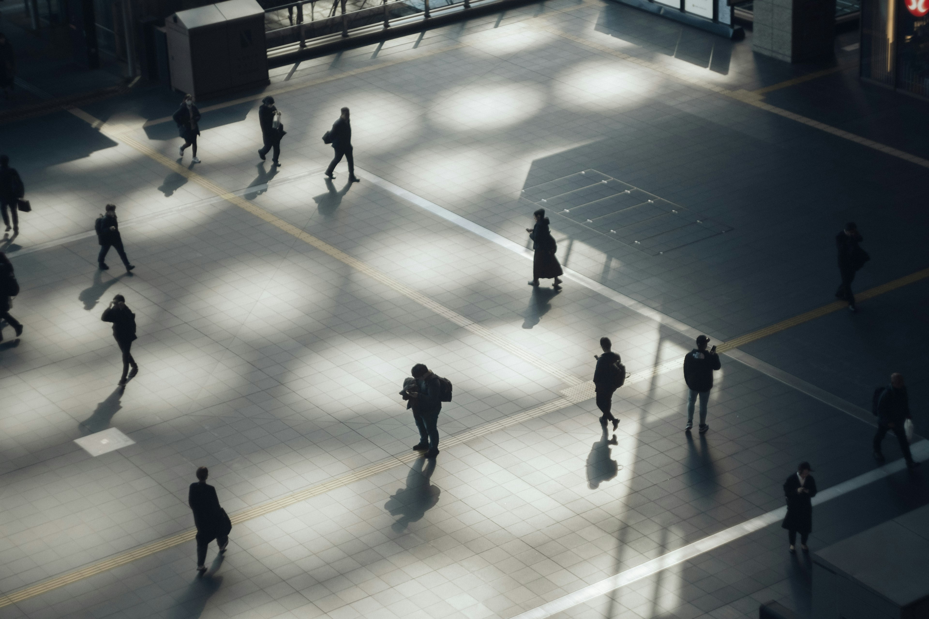 Escena urbana con personas caminando Reflexiones de luz en el suelo