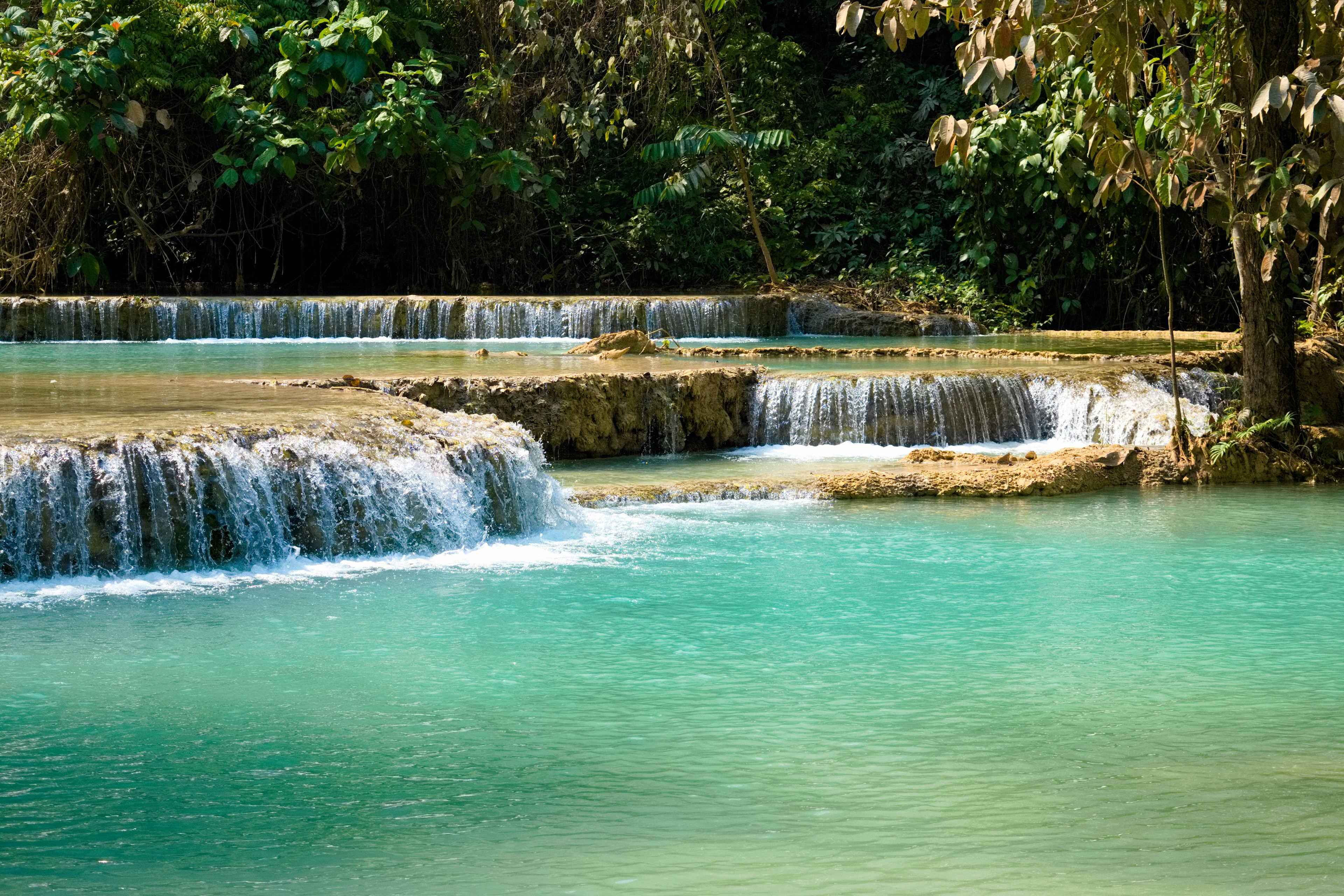 Schöne Naturlandschaft mit türkisfarbenem Wasser und Wasserfällen