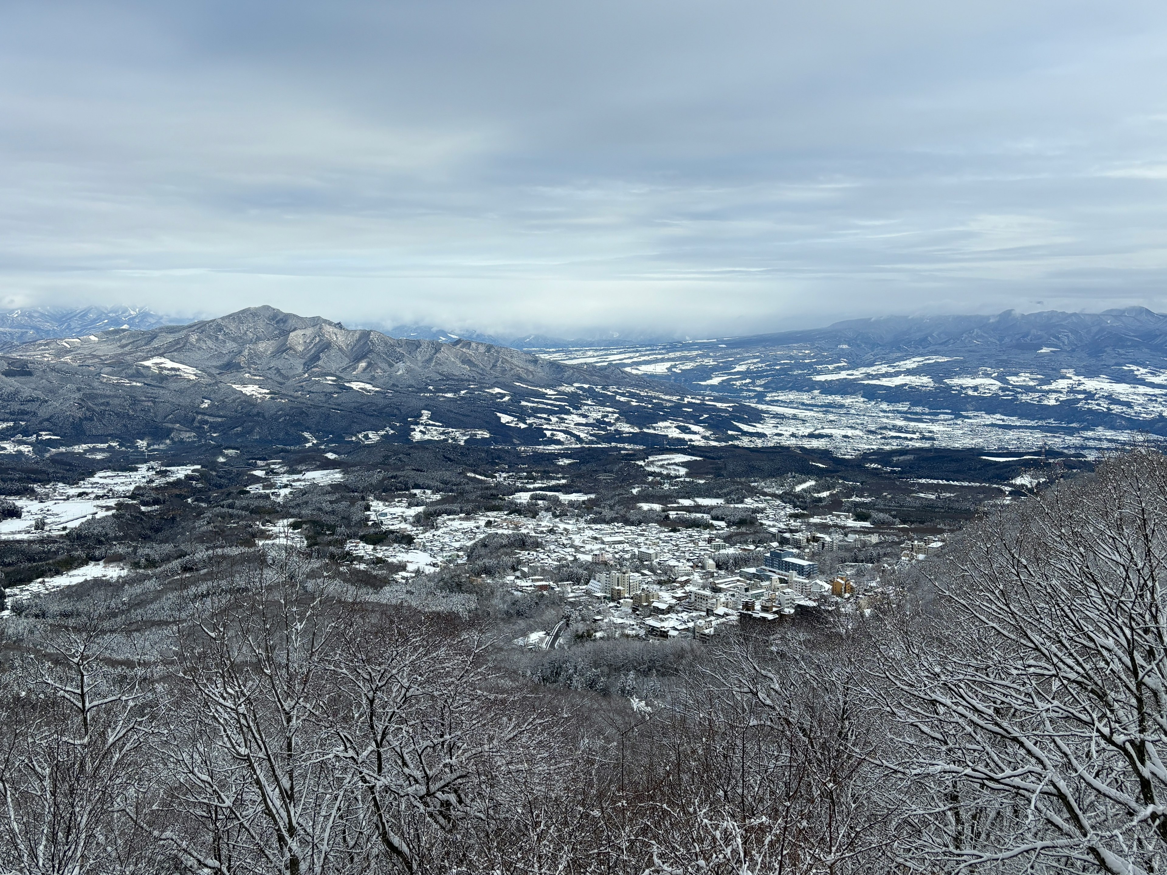 雪に覆われた山々と谷の広大な風景