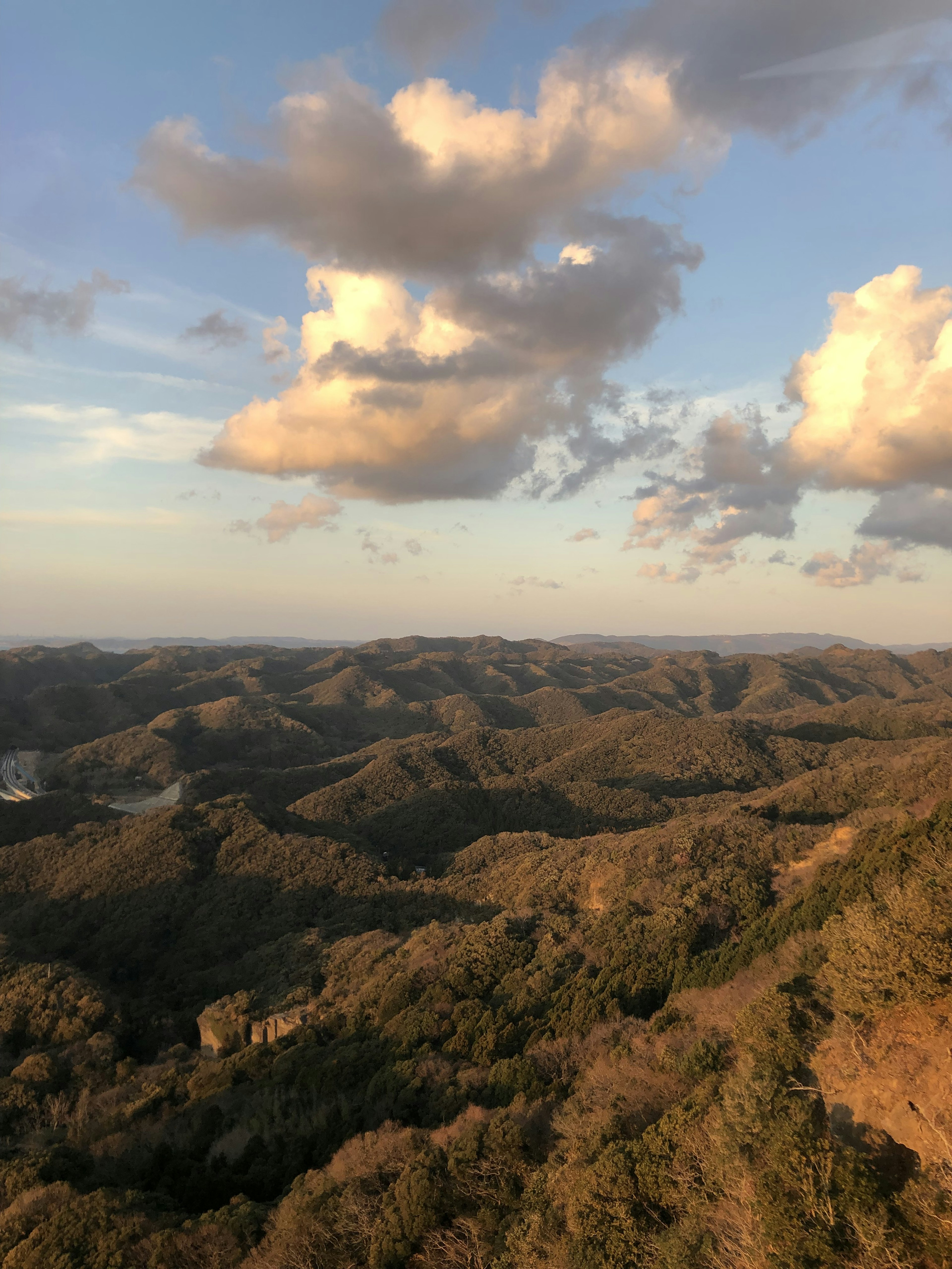 Paysage de montagne avec des nuages au coucher du soleil