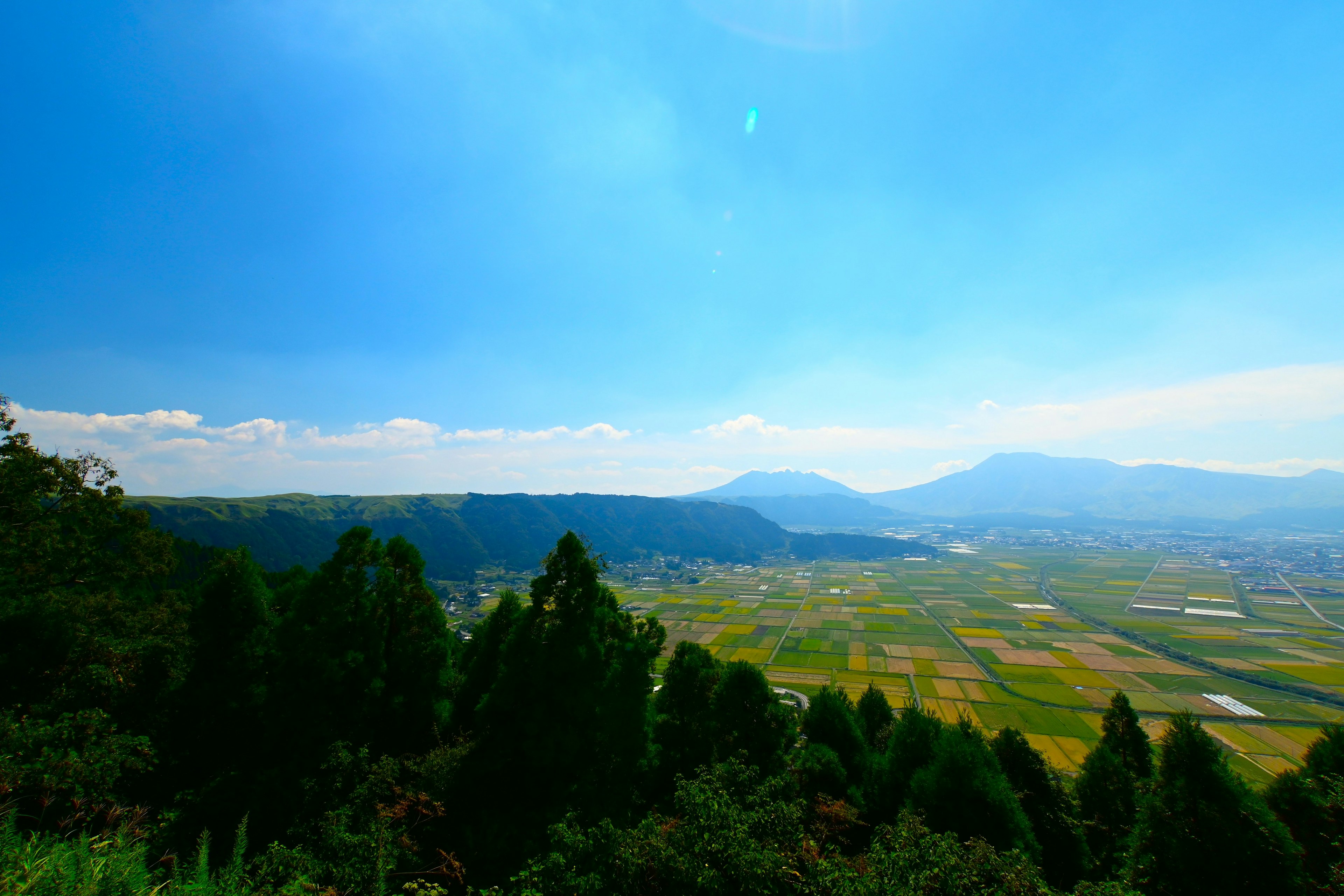 Paisaje verde con montañas y cielo azul