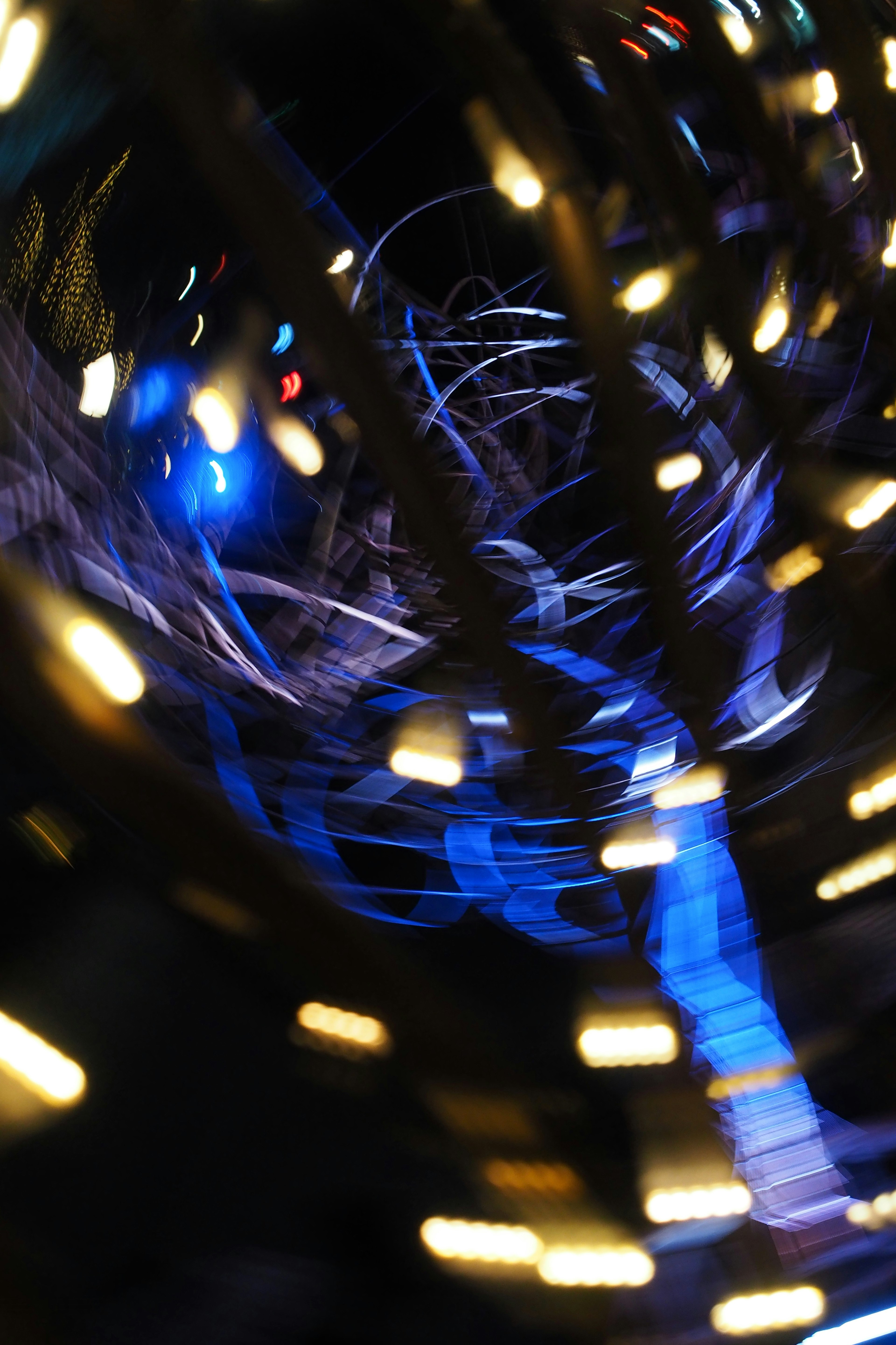 Scène nocturne avec des lumières bleues et un flou de mouvement