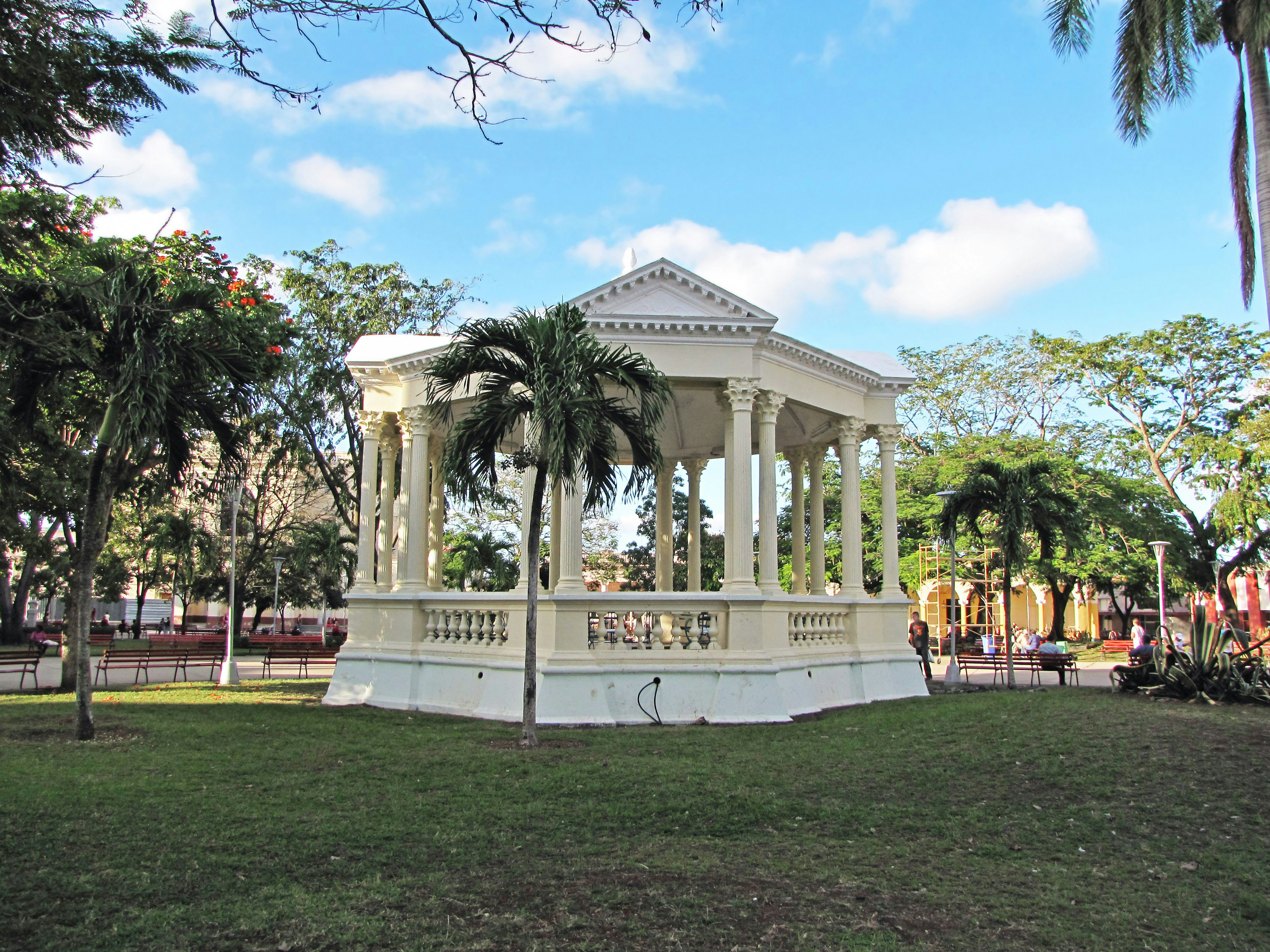 Gazebo blanco en un hermoso parque con cielo azul