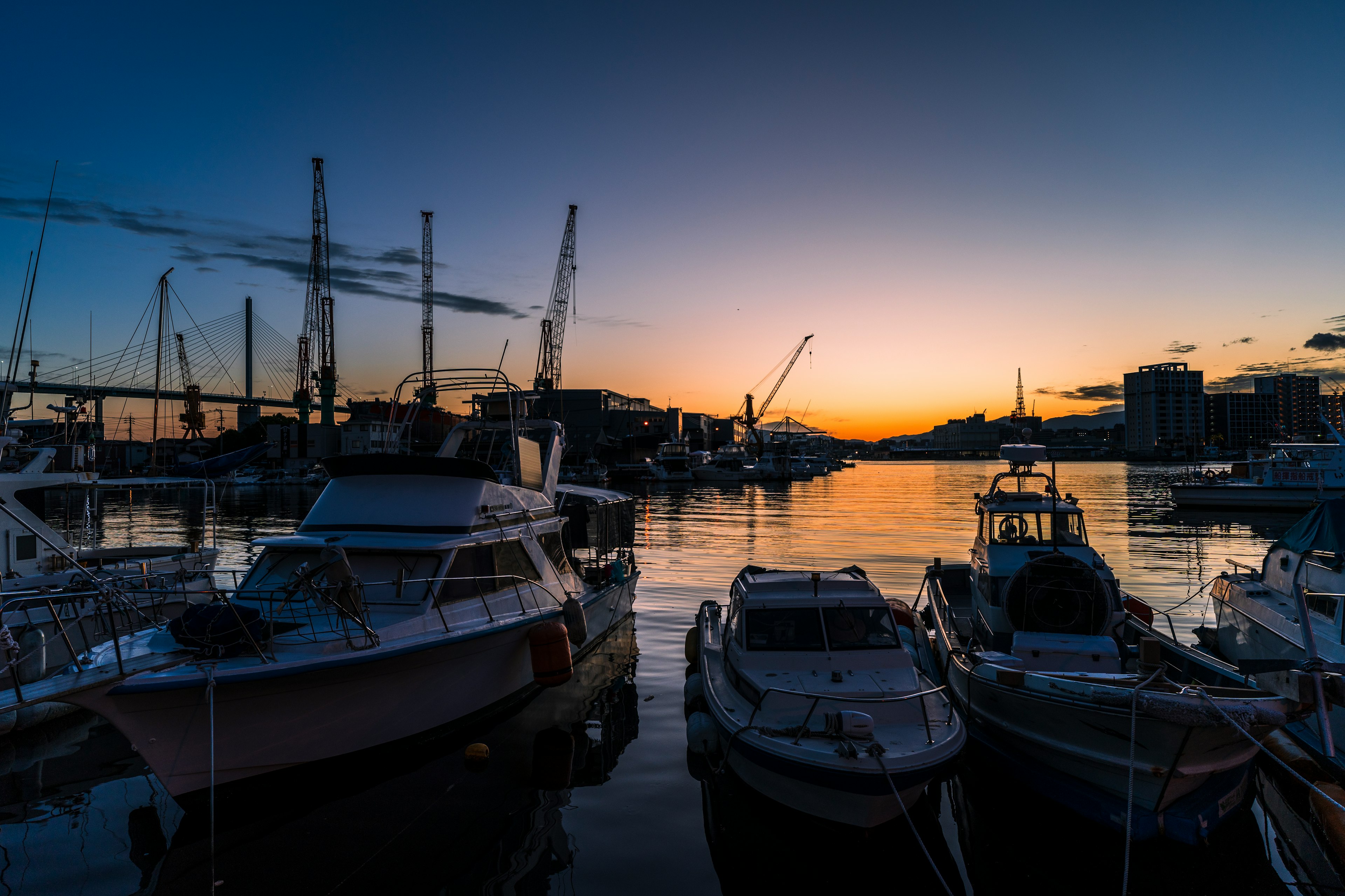 夕暮れ時の港に停泊するボートの風景