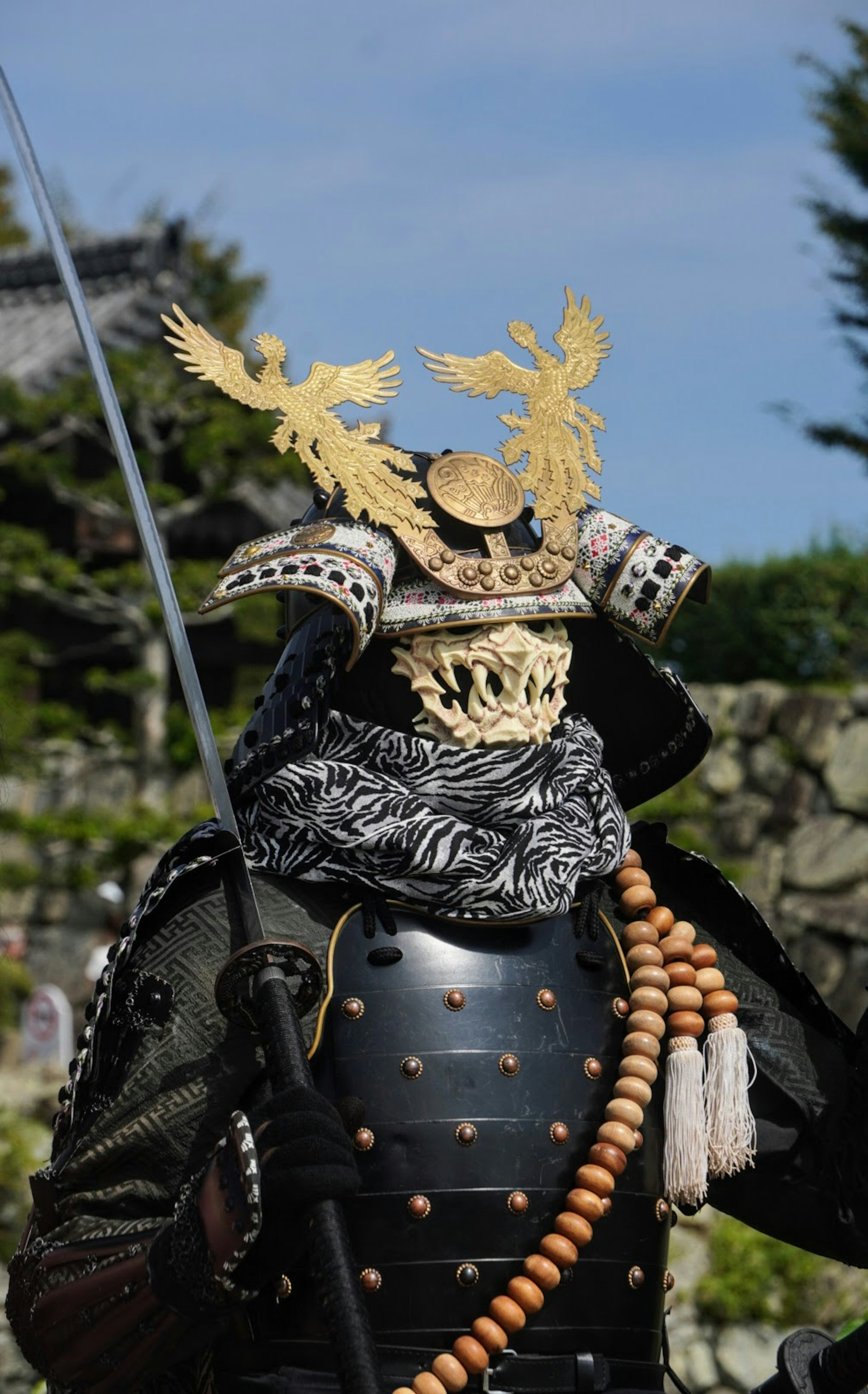 Seorang pejuang dalam armor samurai memegang pedang