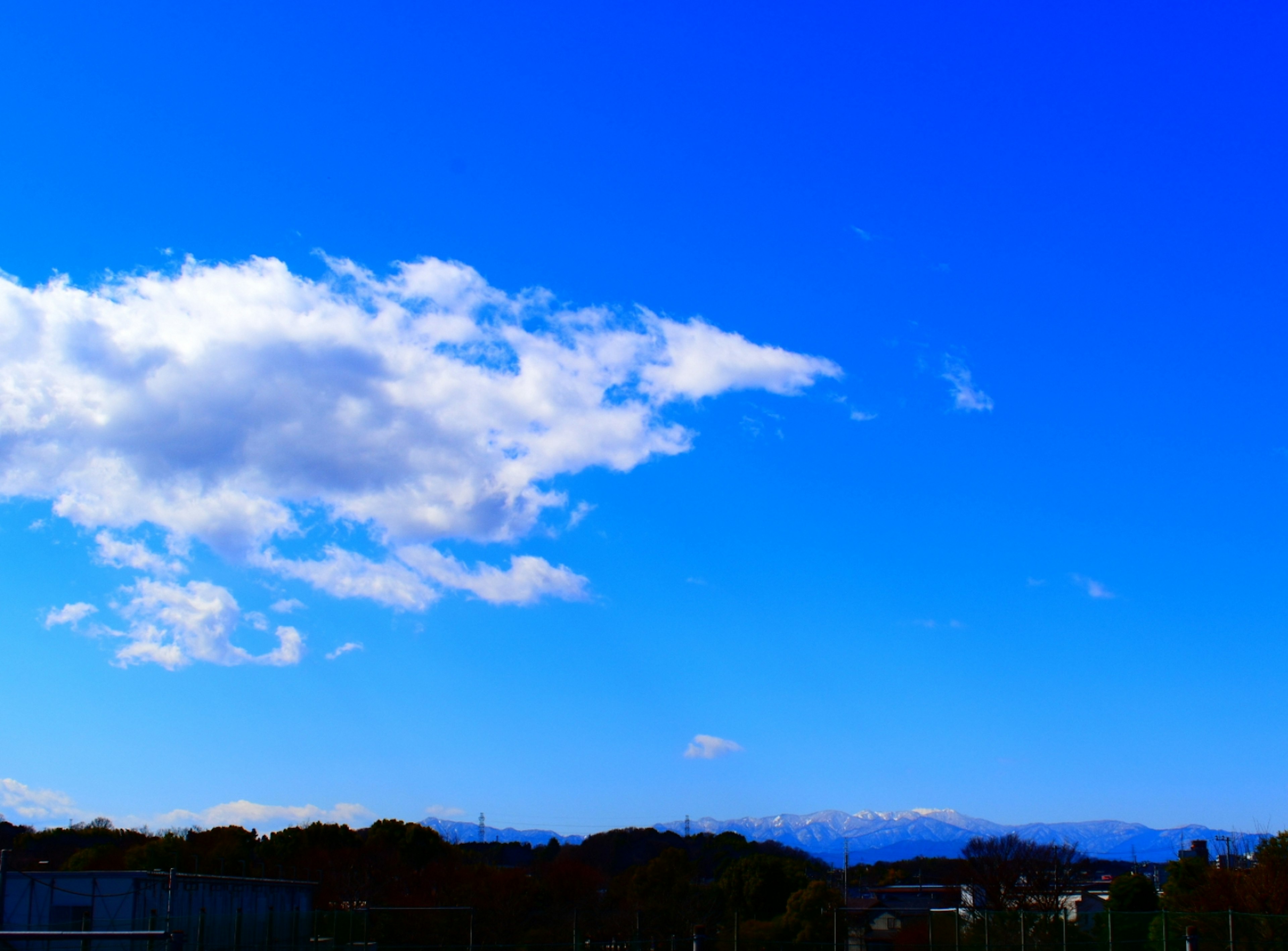 青空と白い雲の美しい風景 山々が背景に広がる