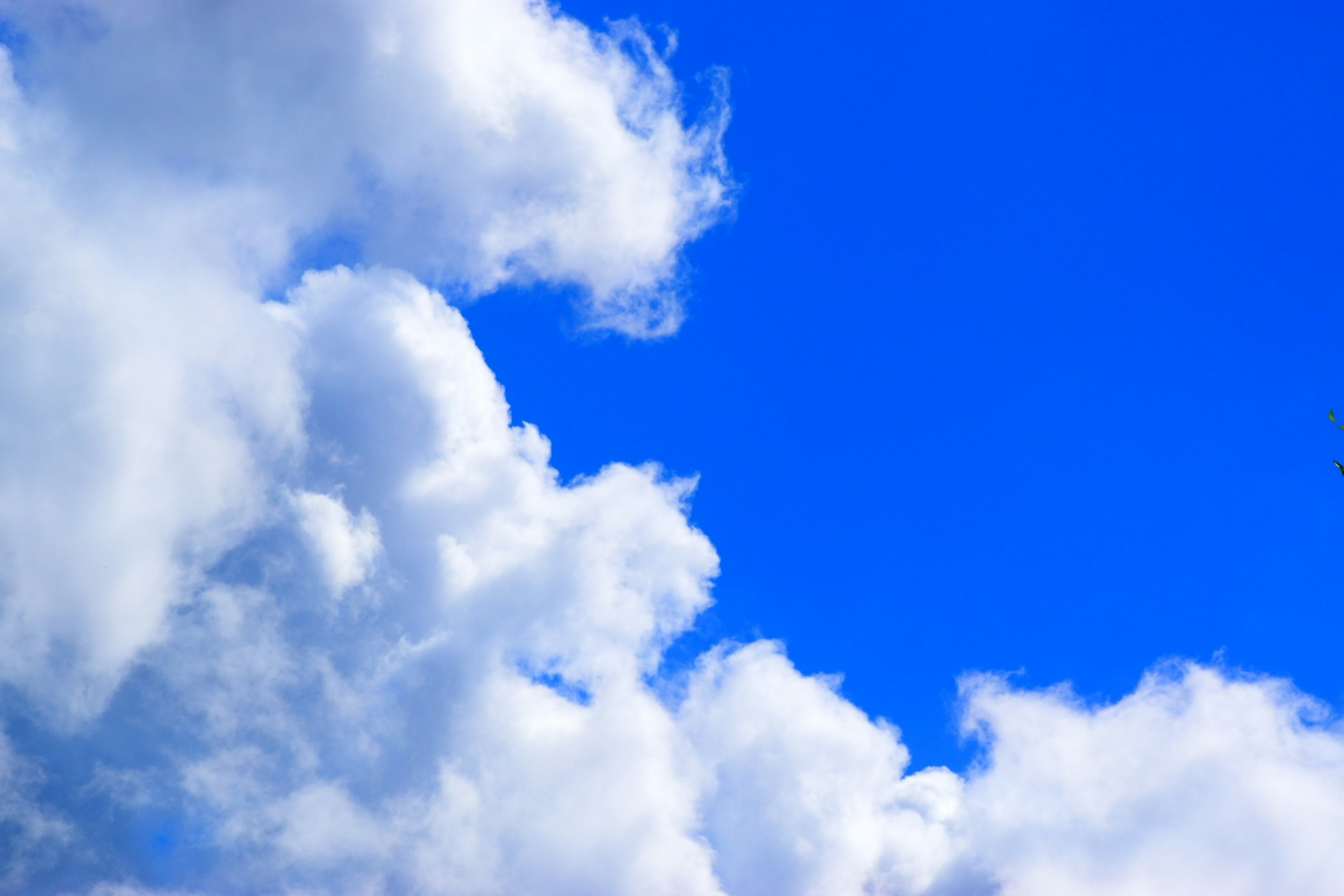 Nahaufnahme von weißen Wolken vor einem blauen Himmel