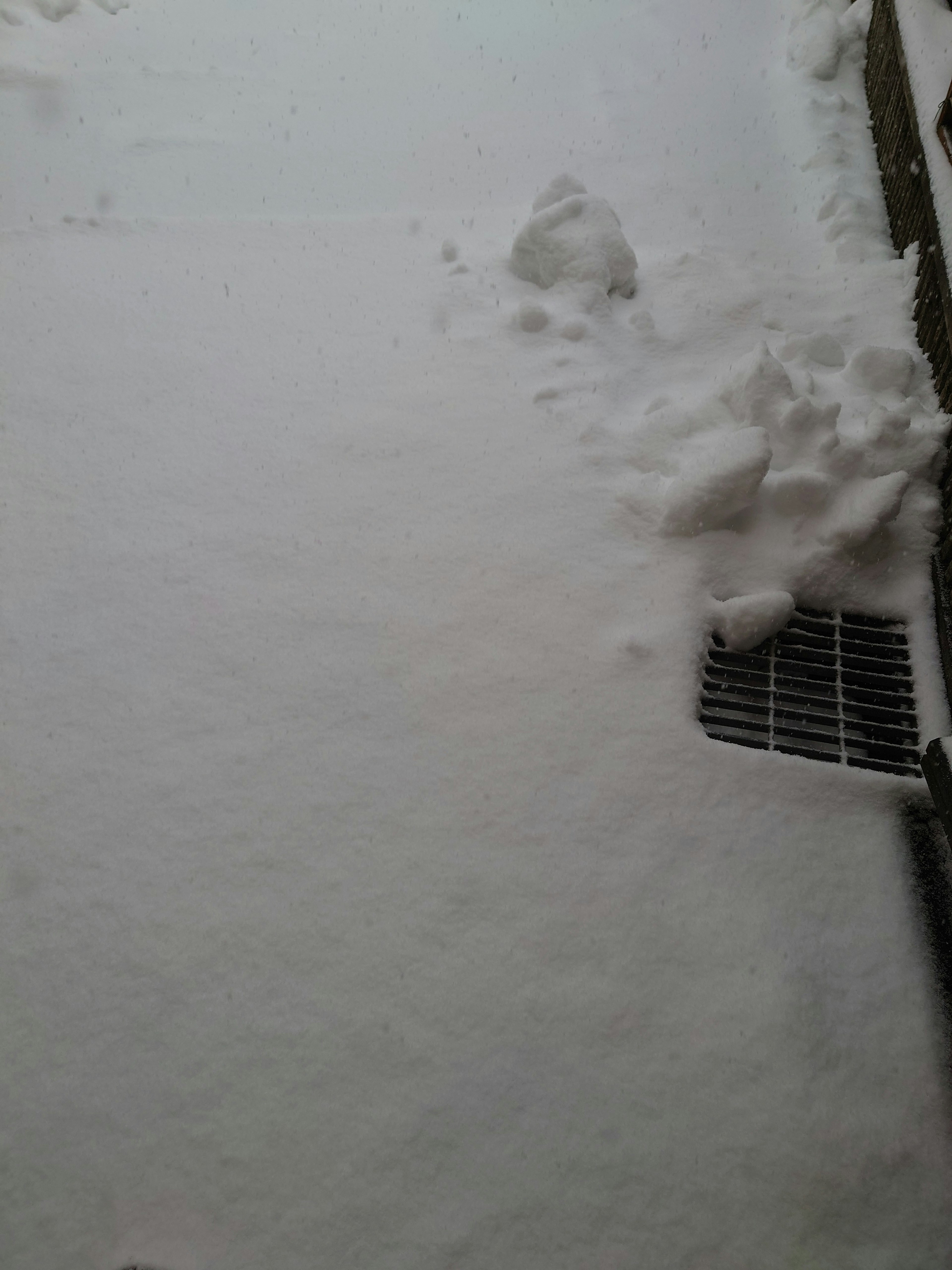 Terreno coperto di neve con un drenaggio visibile