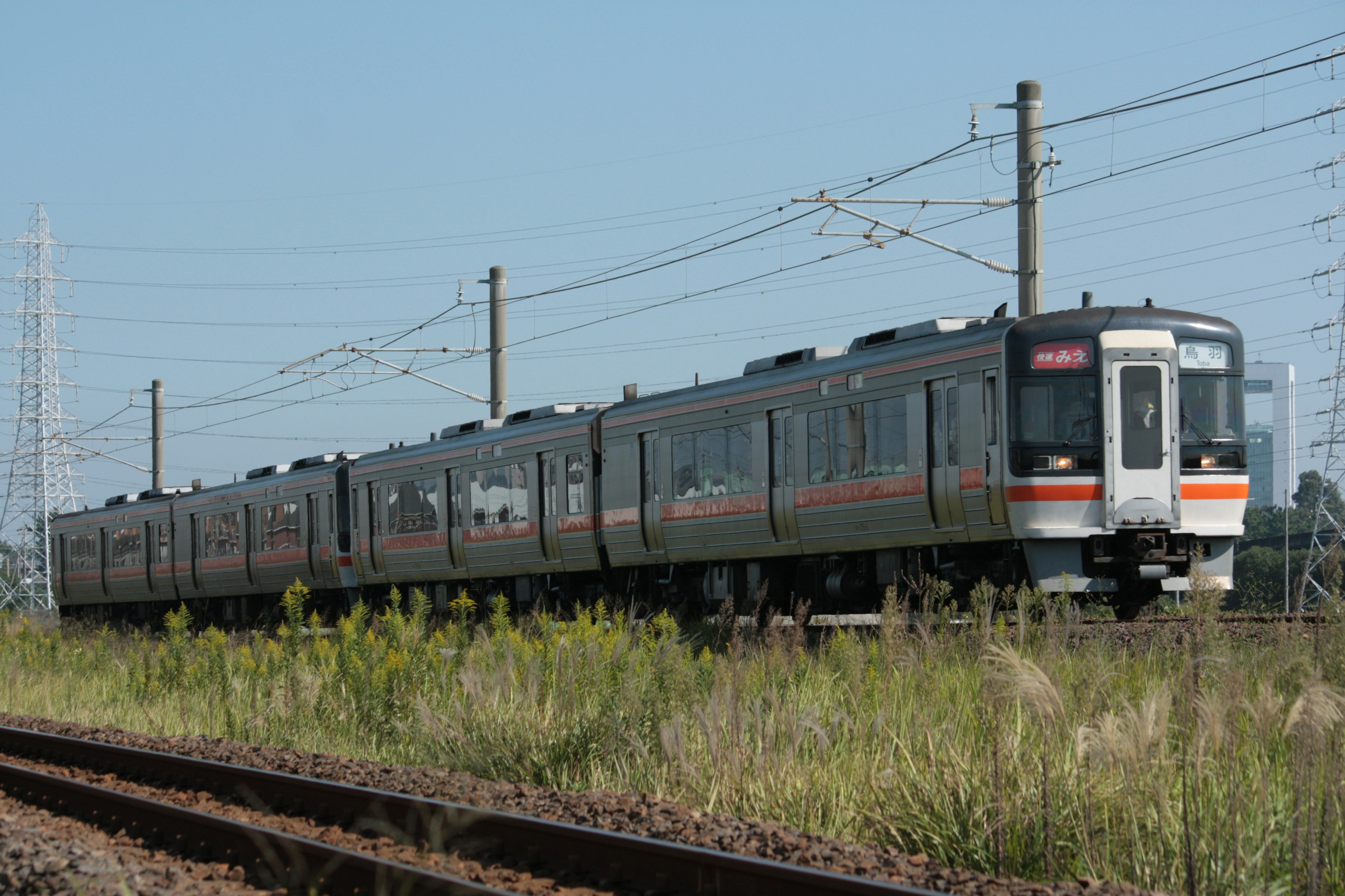 Un train noir circulant le long des voies