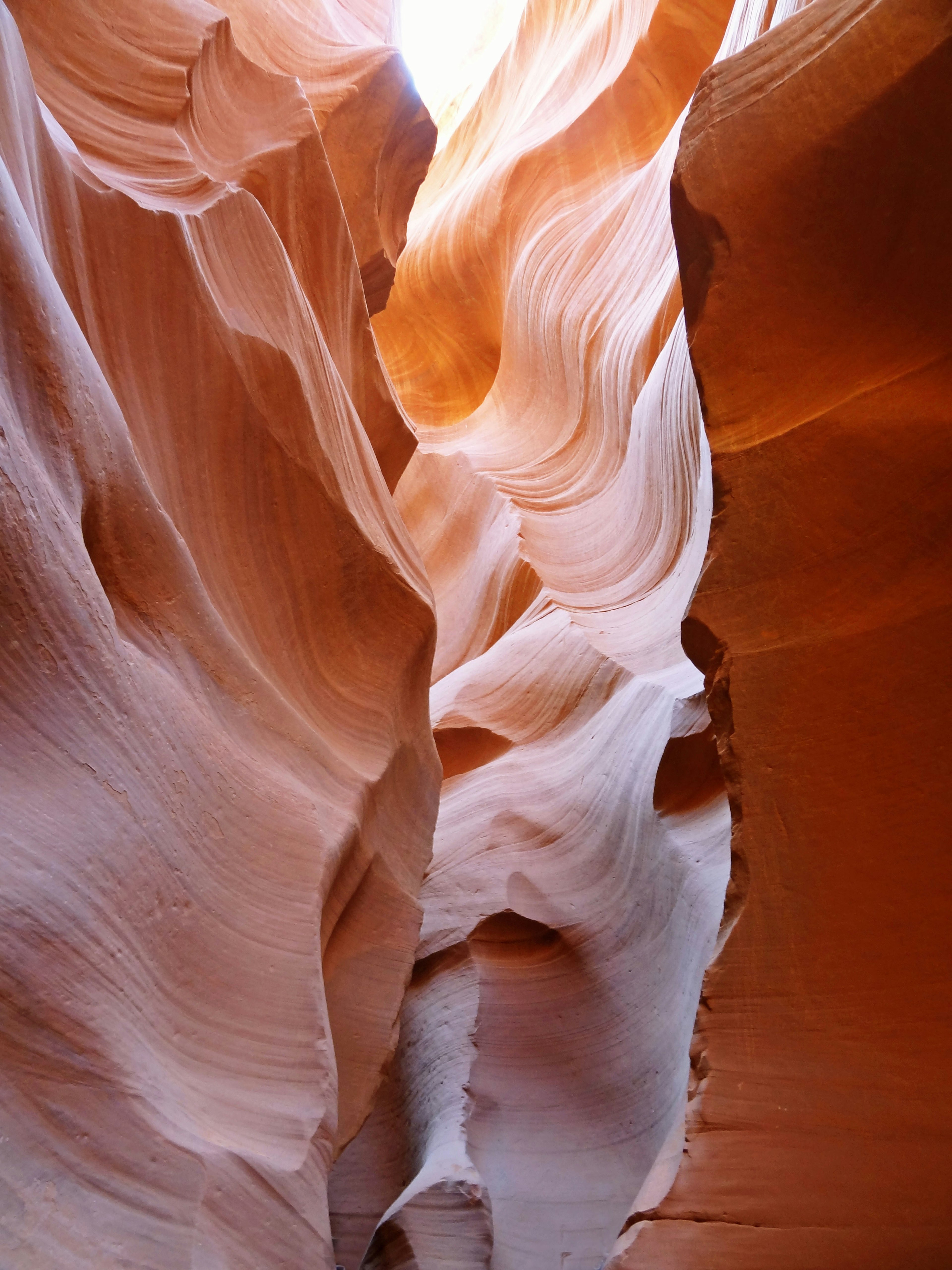 Pemandangan menakjubkan dari Antelope Canyon yang menampilkan lapisan batu halus dan kontras warna hangat