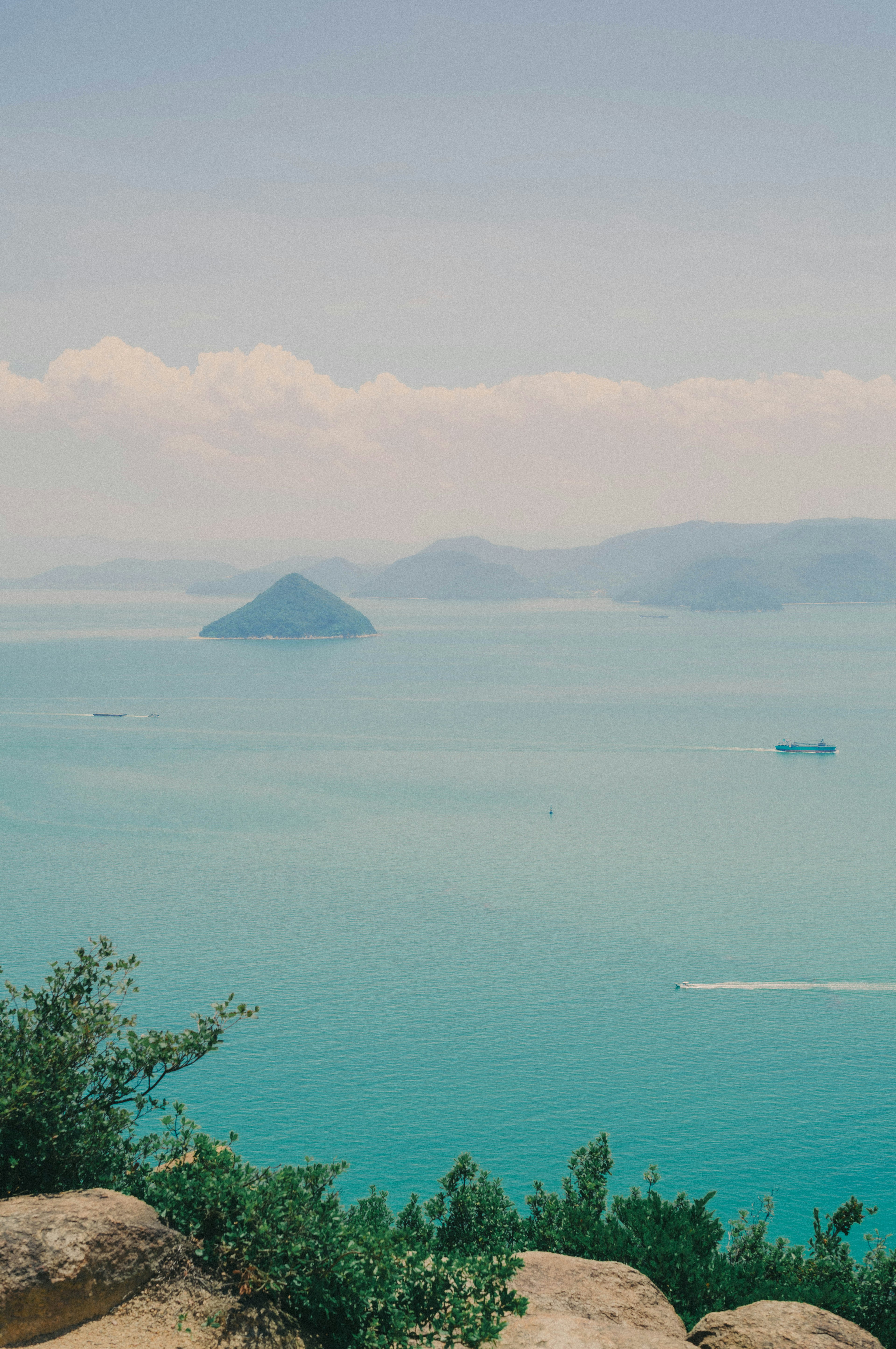 Vista panorámica del océano azul con islas distantes