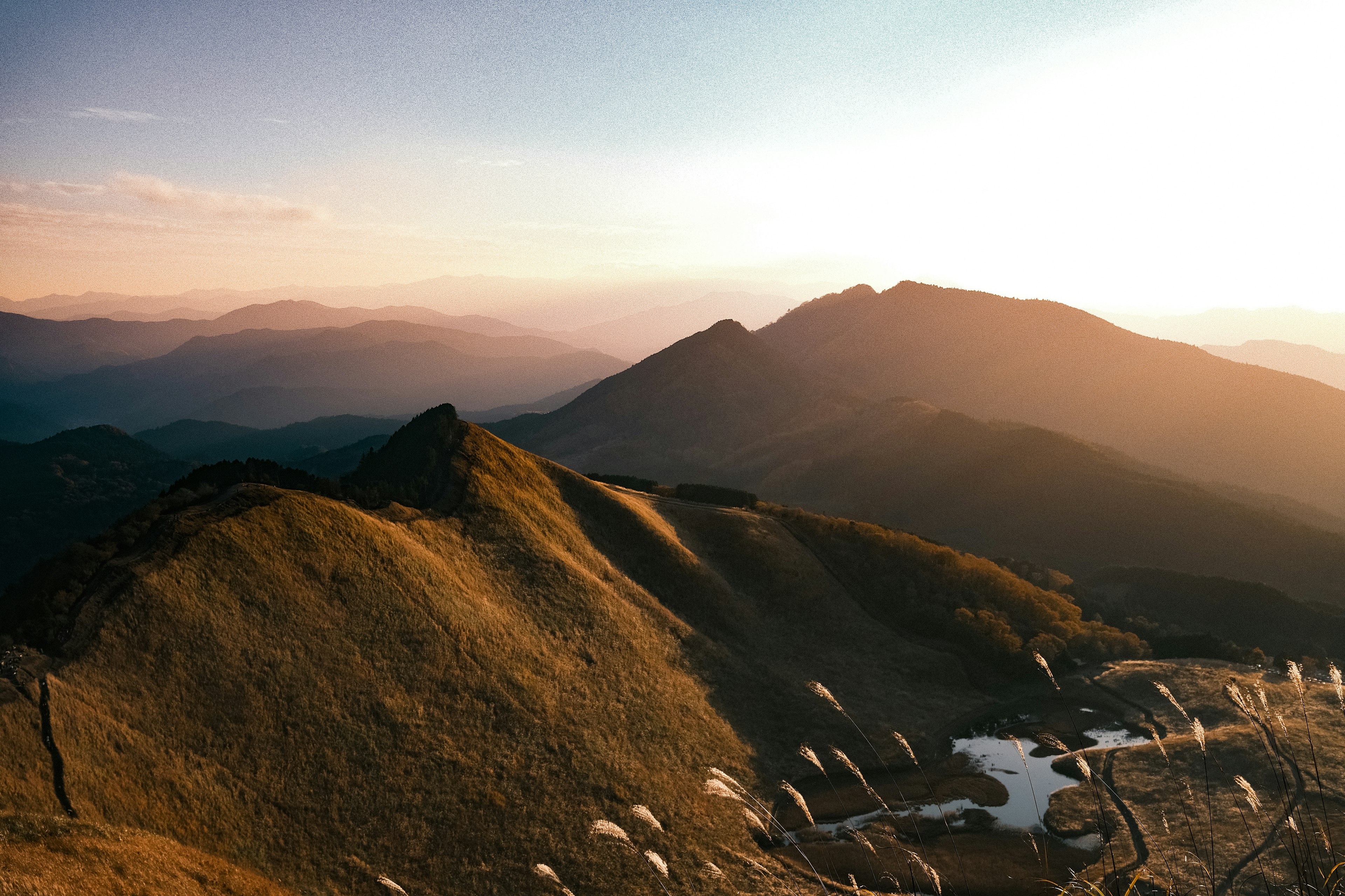 Panoramablick auf Berge und Hügel bei Sonnenuntergang