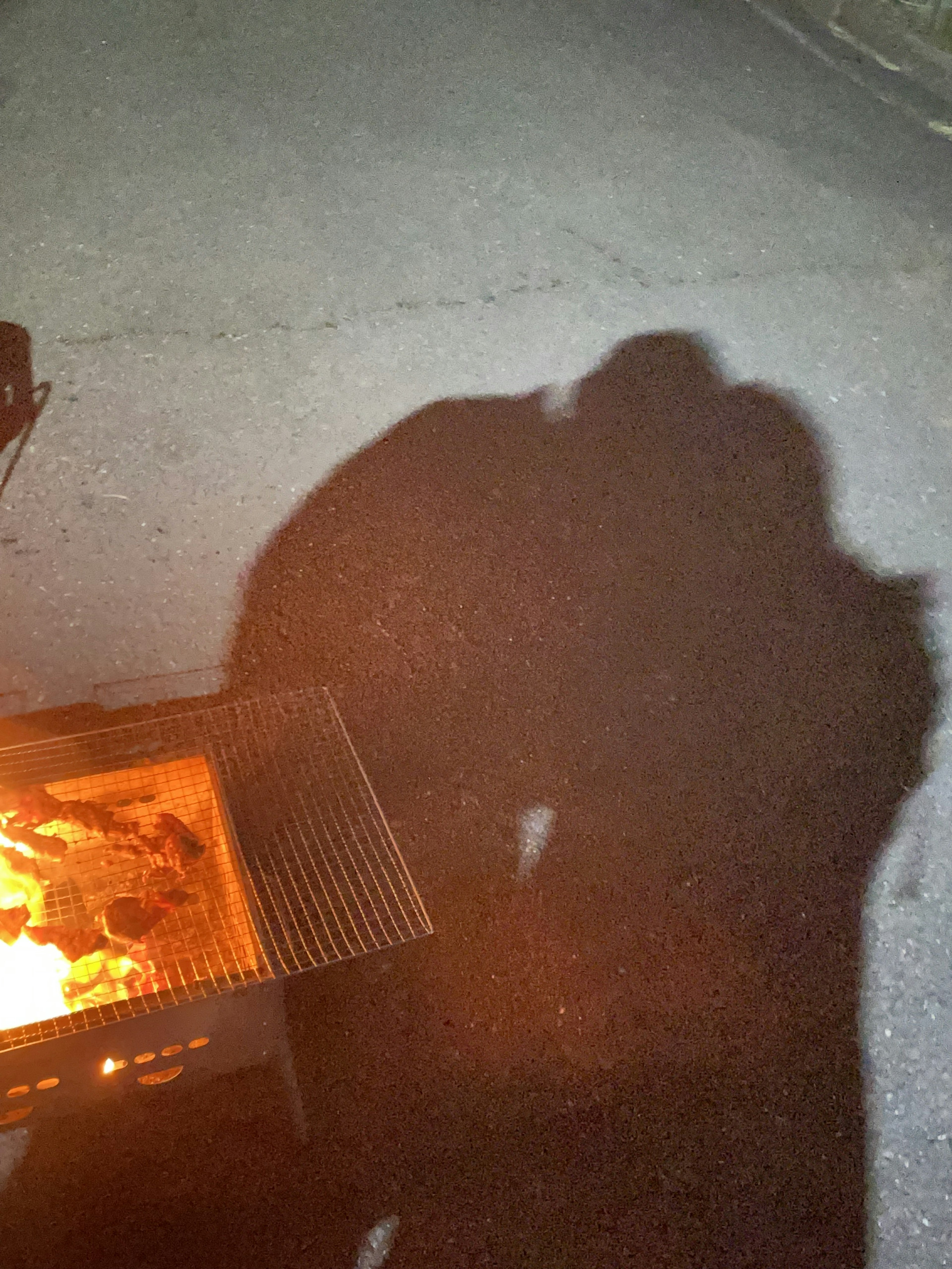 Scène nocturne avec des ombres et un grill à feu