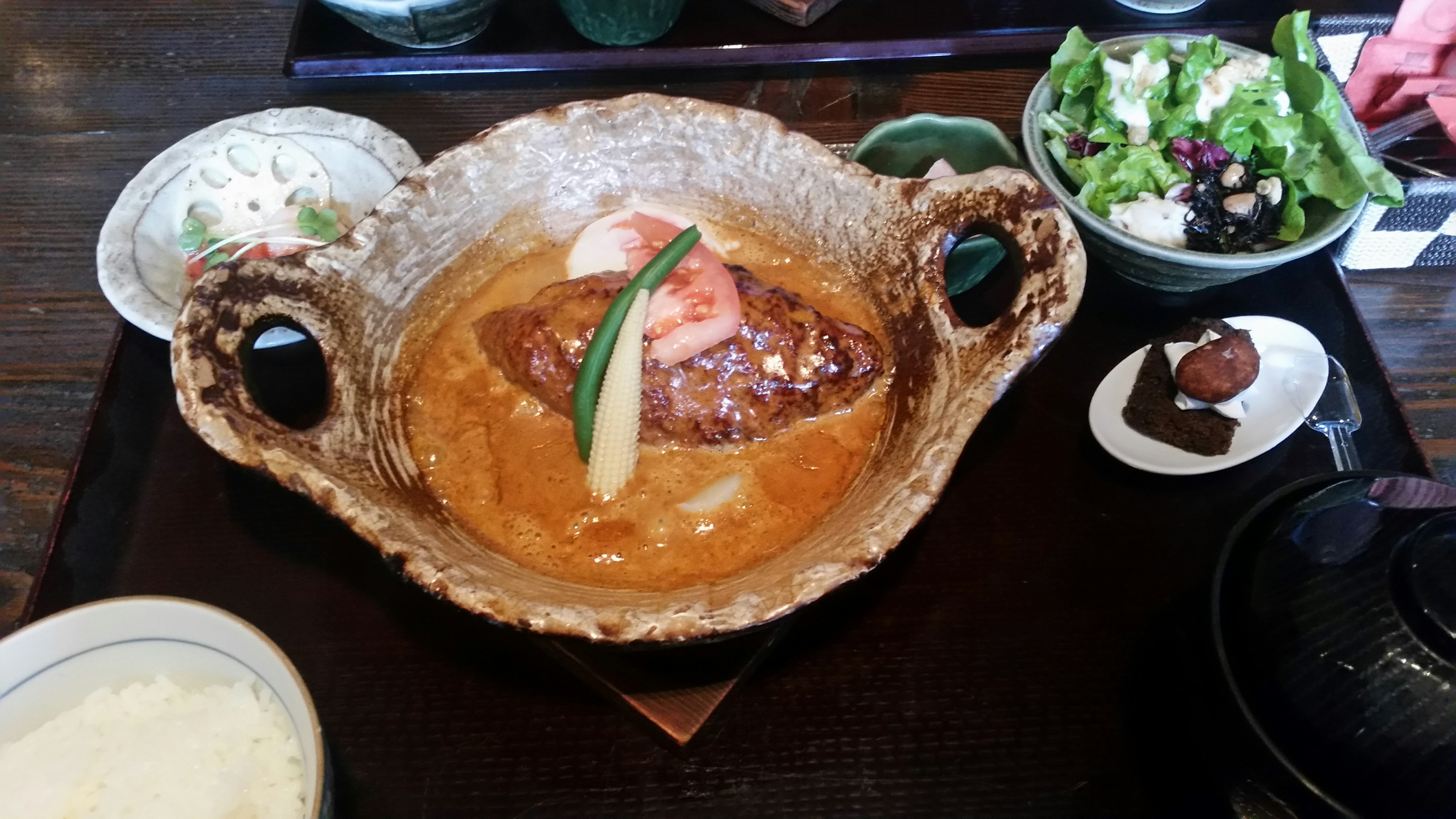 Présentation d'un délicieux repas japonais avec un ragoût de poisson et une salade