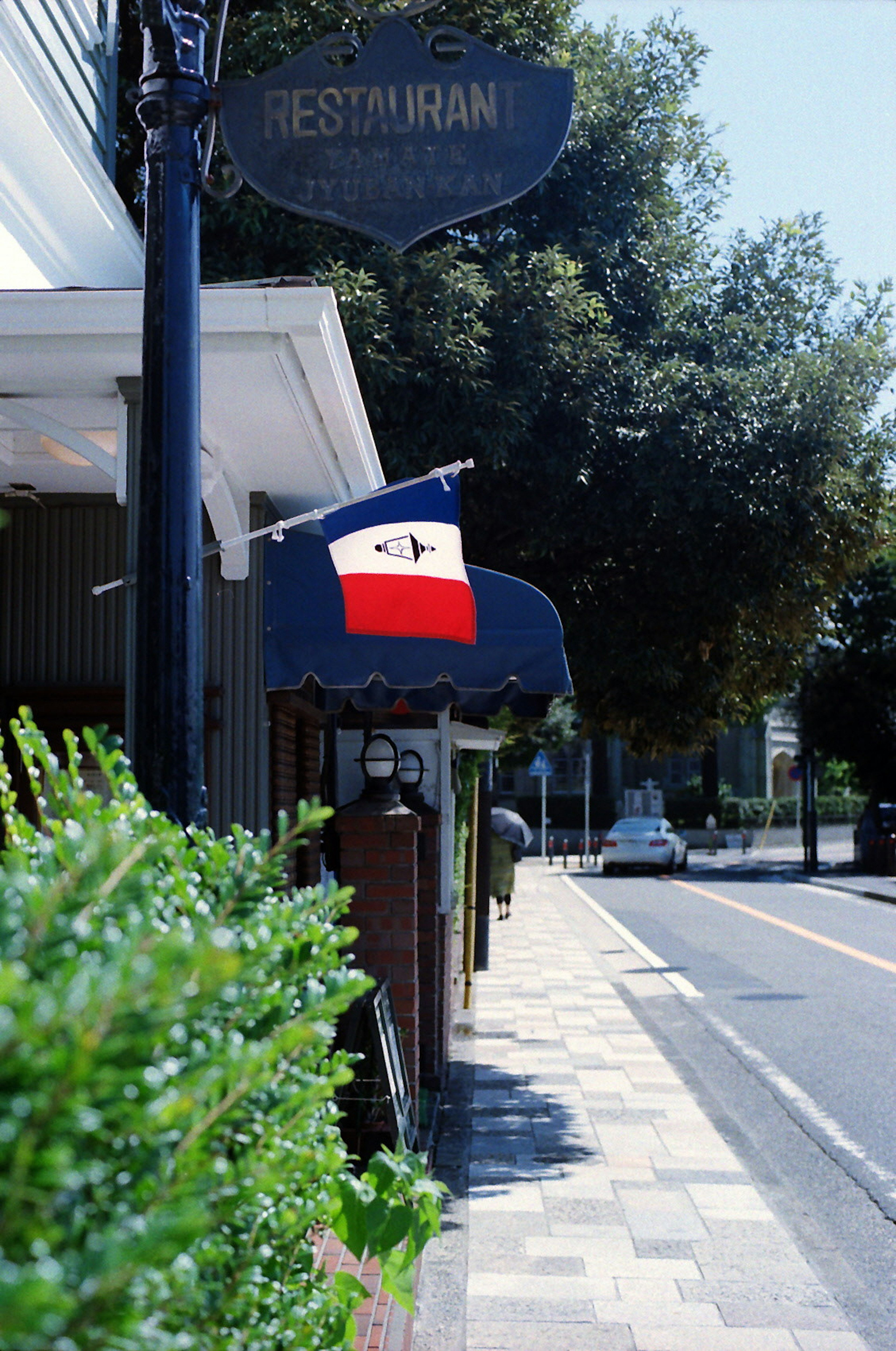 Vista de la acera con un letrero de restaurante y la bandera de Texas