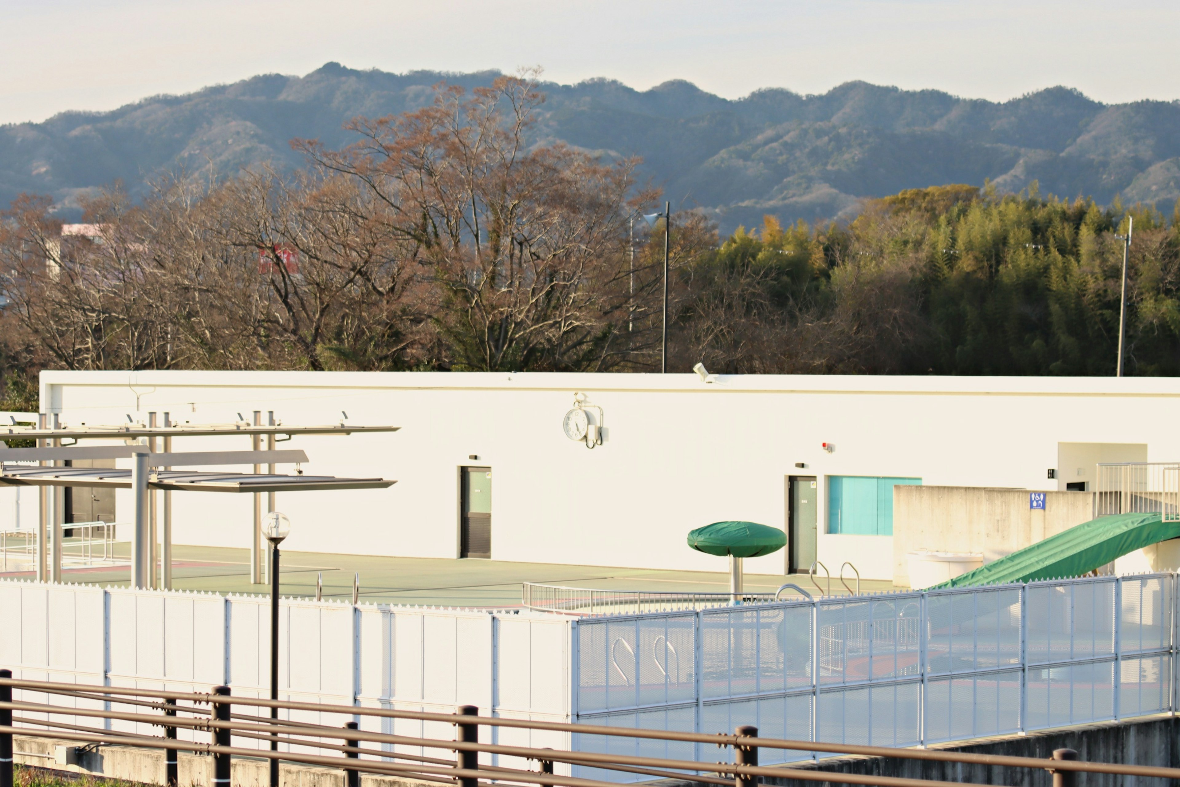 白い建物と山々の風景