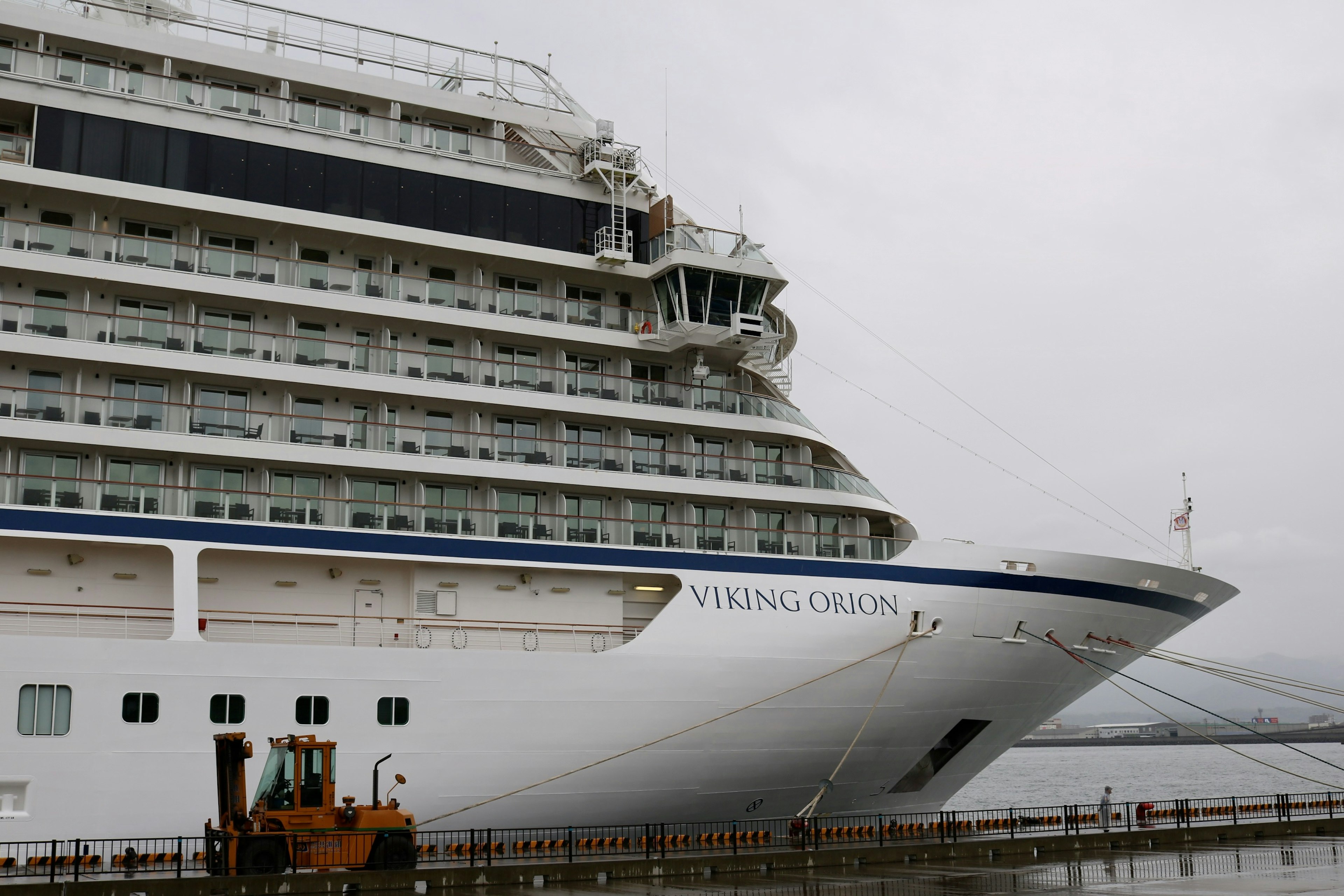 Seitenansicht eines Kreuzfahrtschiffes an einem bewölkten Tag