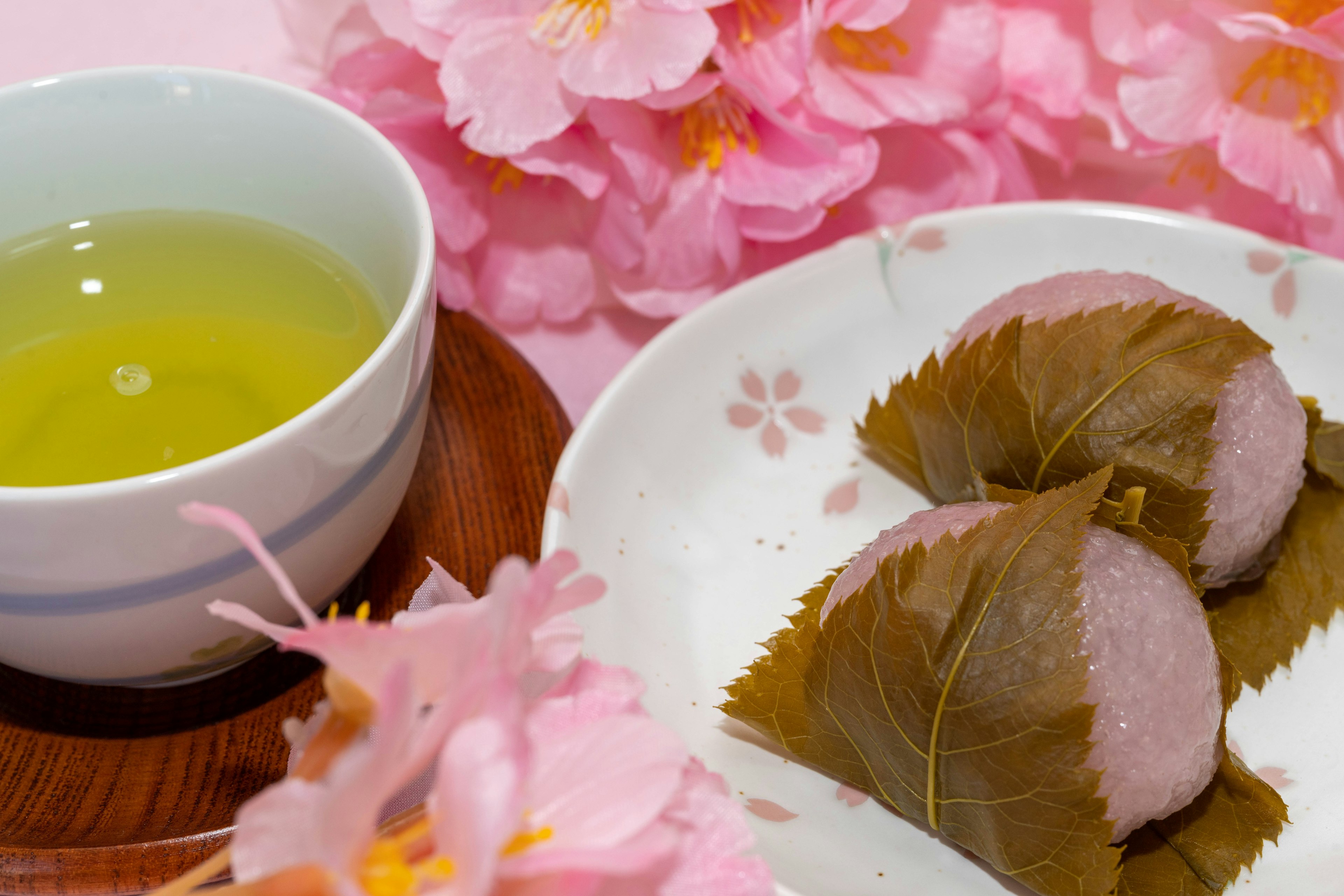 Bellissimo allestimento con fiori di ciliegio tè verde e dolci tradizionali