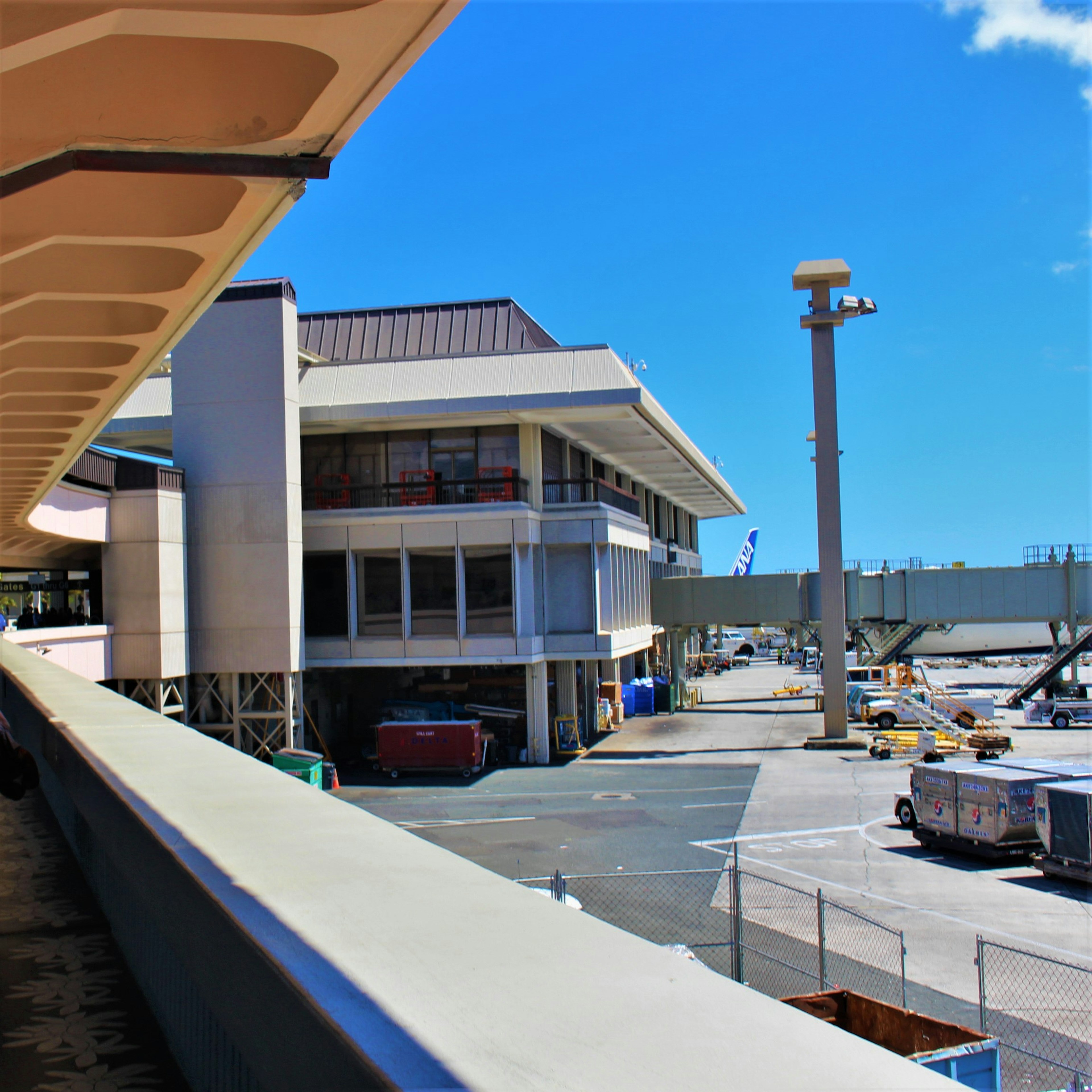 Vista de un edificio terminal de aeropuerto y área de pista