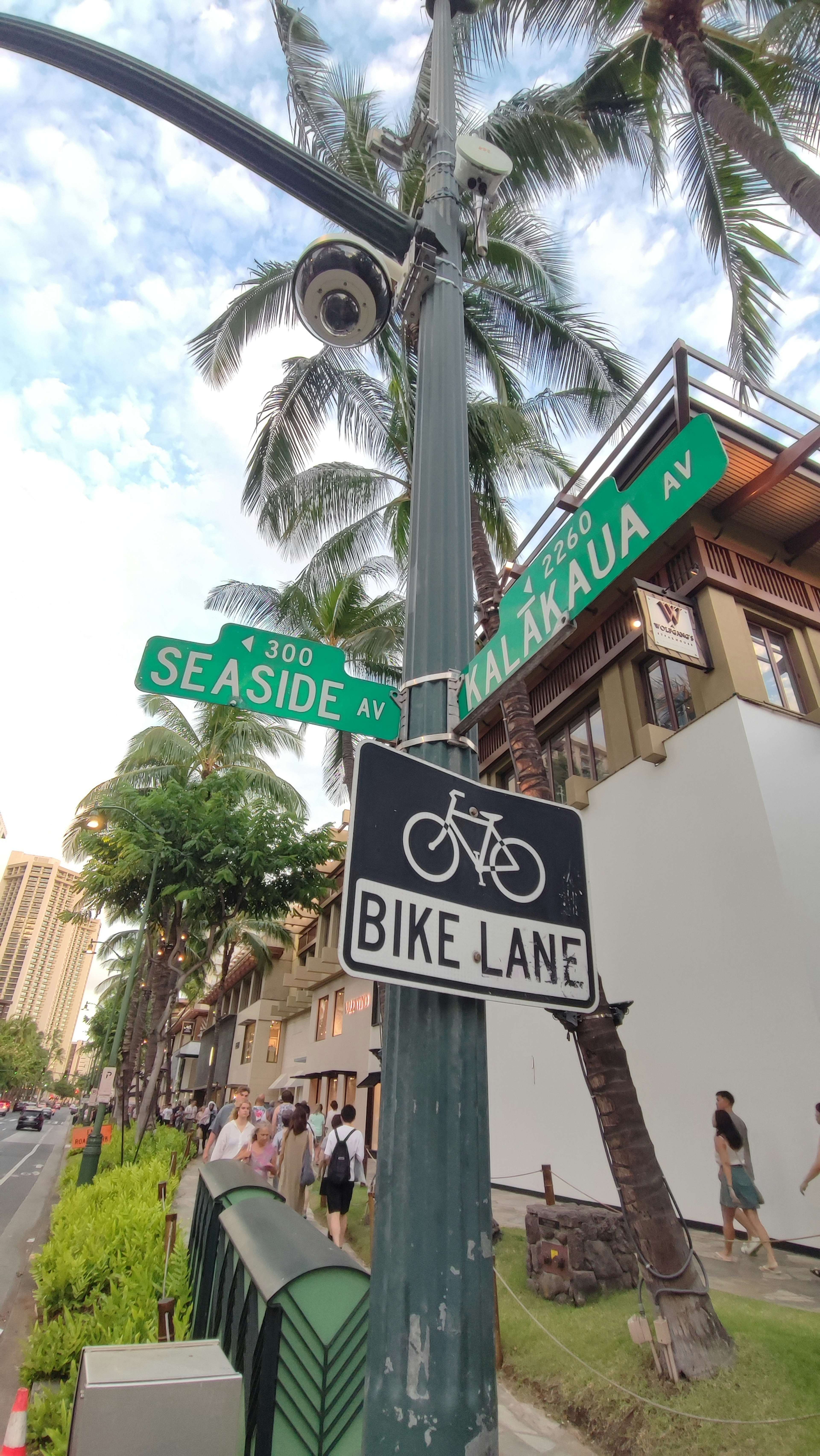 Intersección de Seaside y Kalakaua con una señal de carril para bicicletas