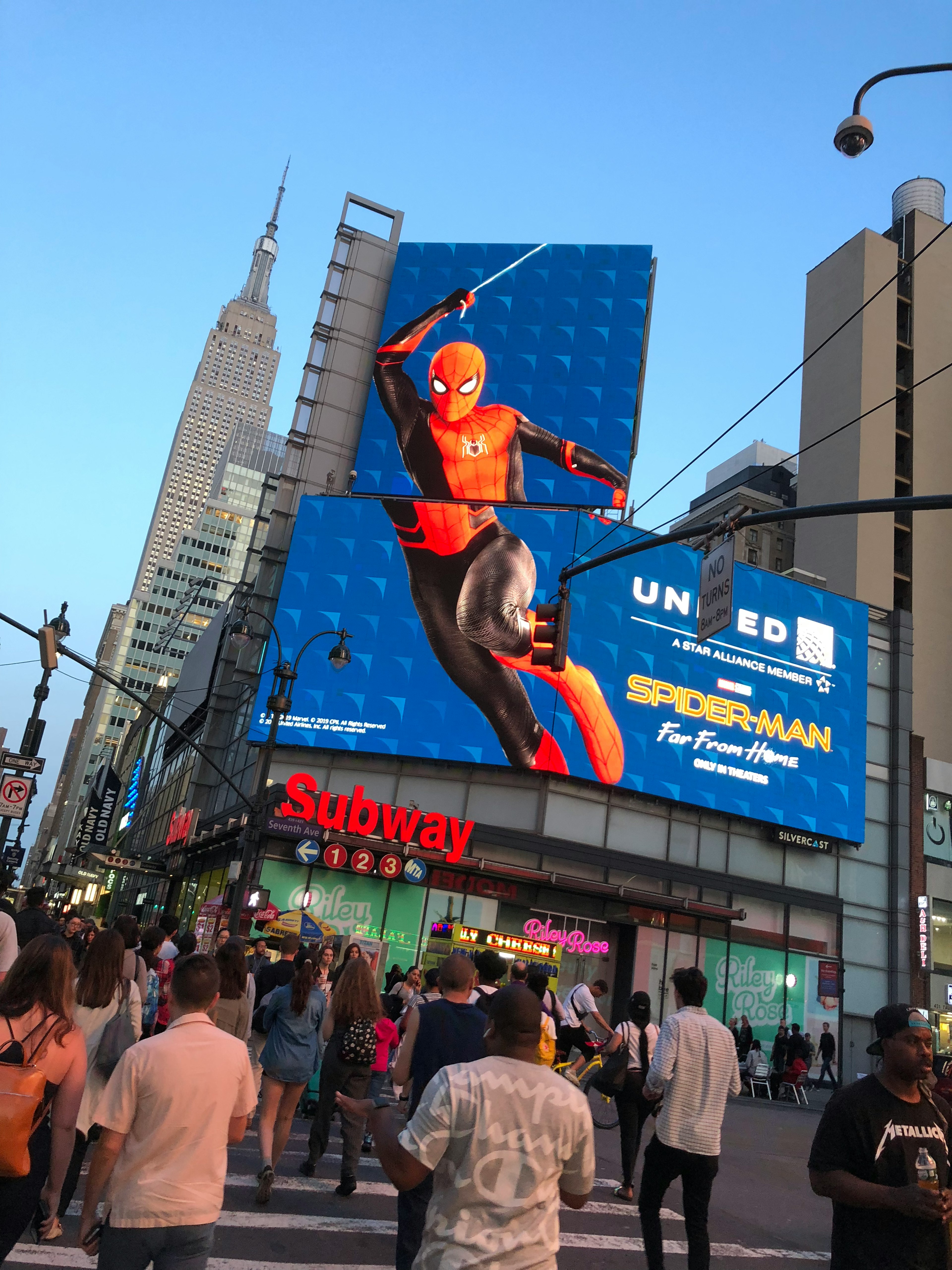 Gran anuncio de Spider-Man en Nueva York con muchos peatones