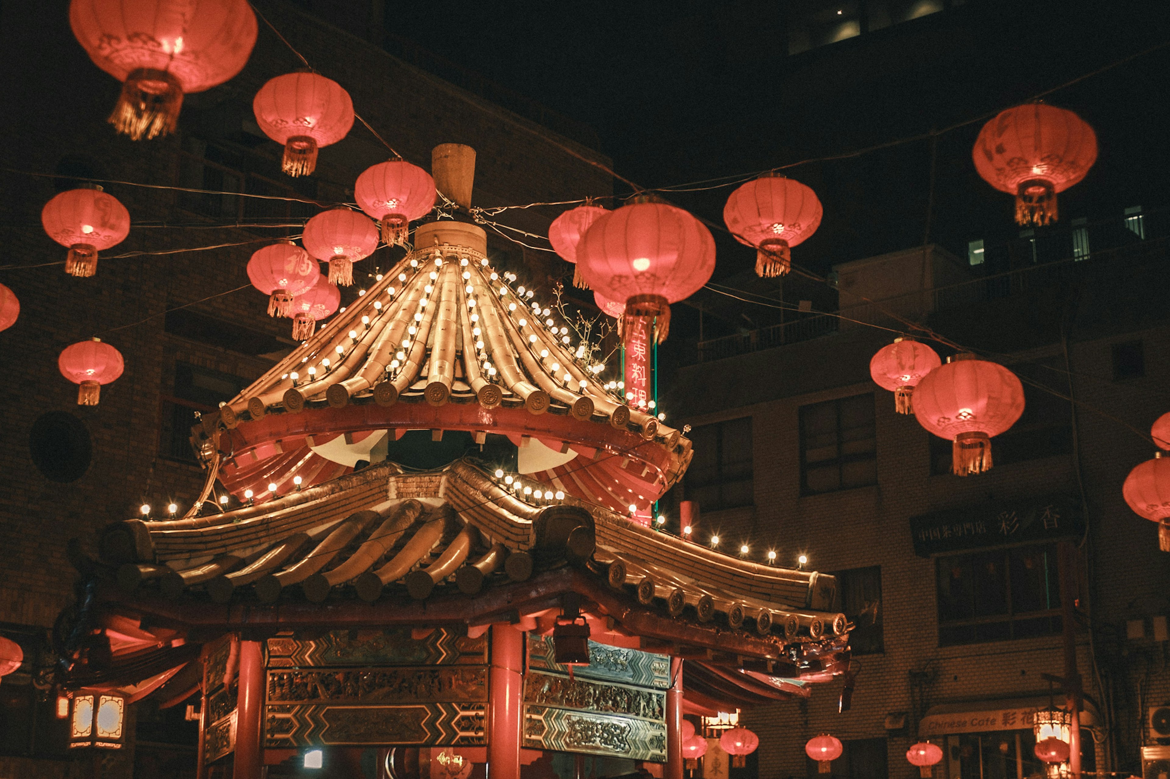 Faroles chinos y edificio decorado en Chinatown por la noche