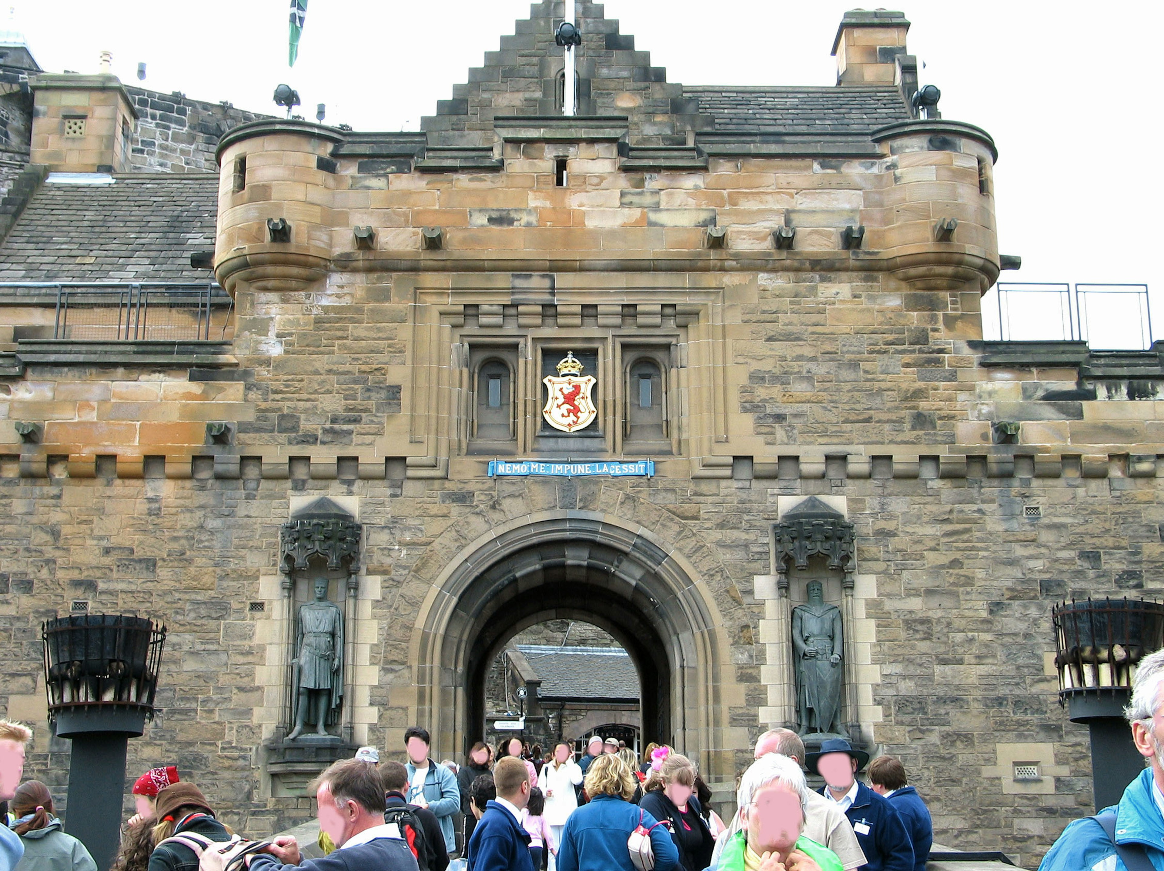 Kerumunan wisatawan di pintu masuk Kastil Edinburgh