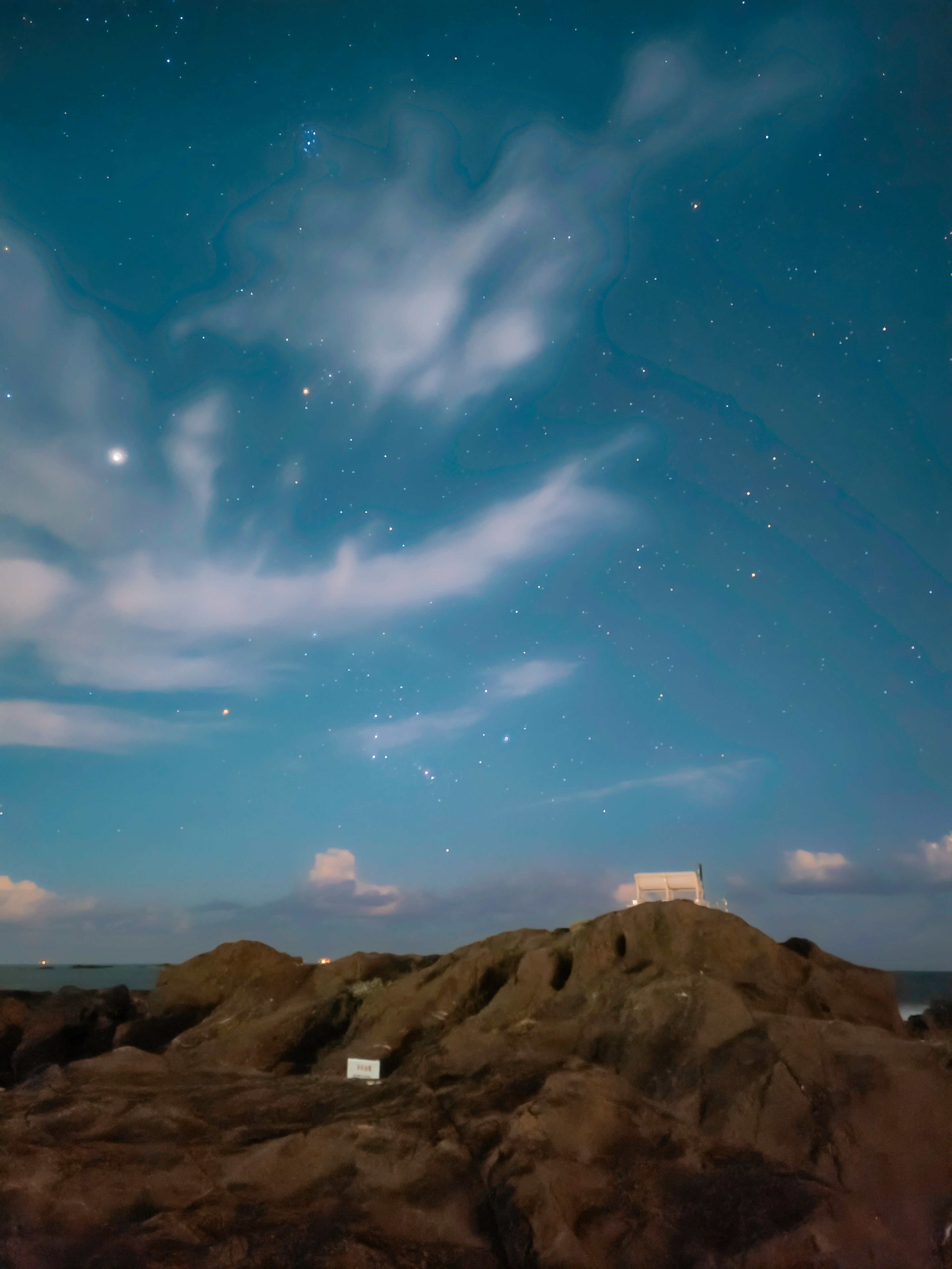 星空の下にある岩山と雲の風景