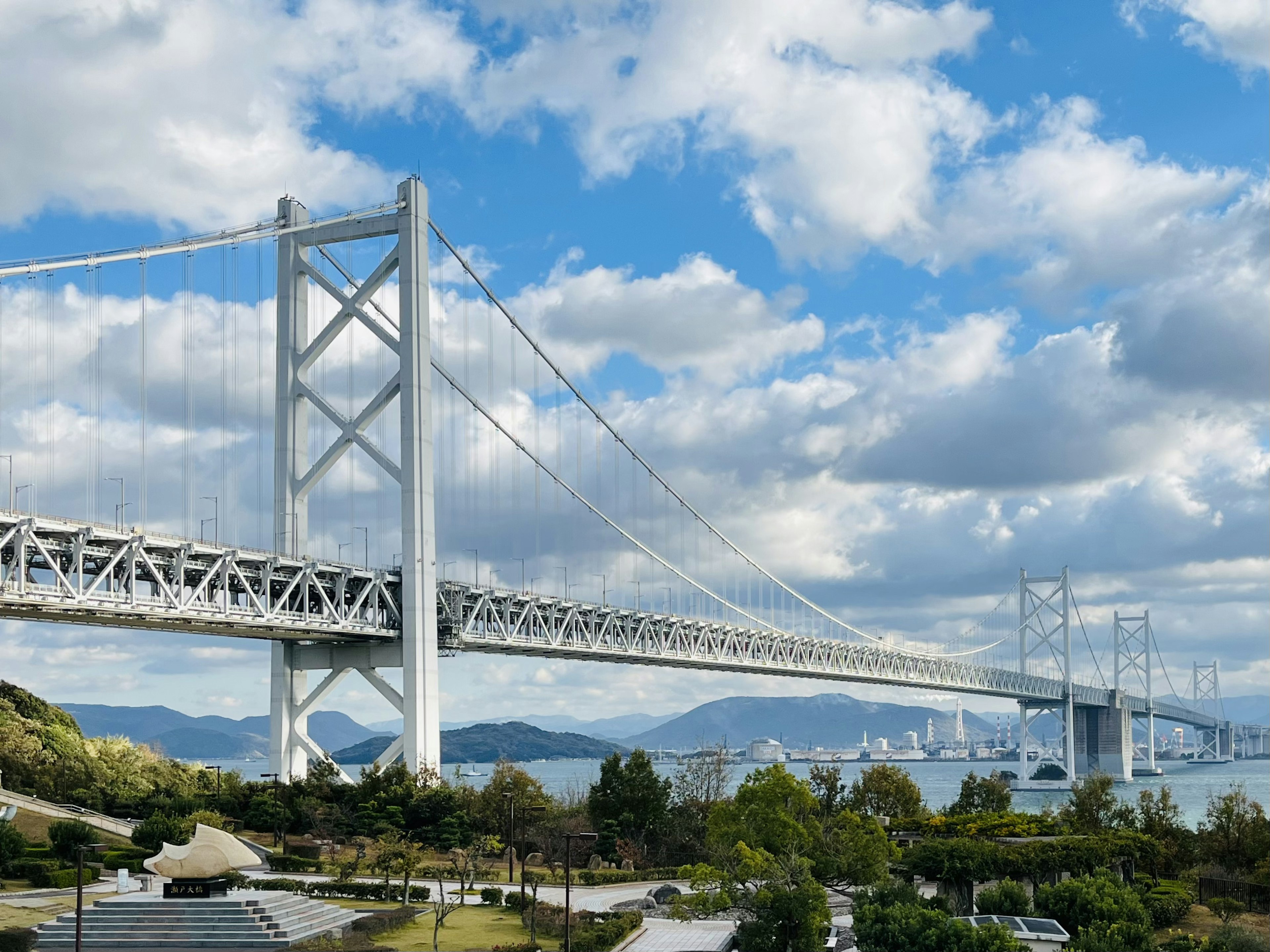 Un grande ponte sospeso sotto un bel cielo blu con nuvole bianche