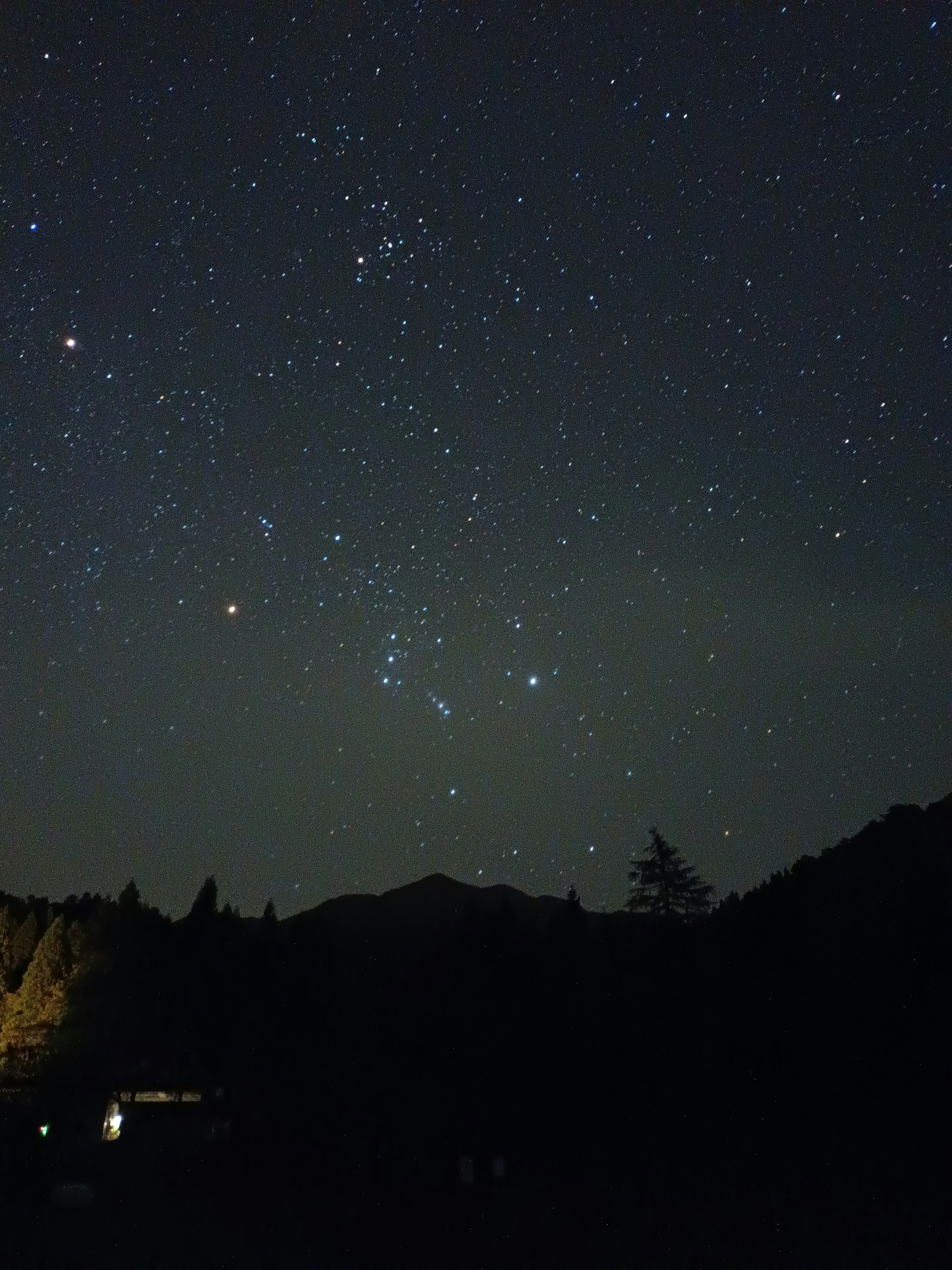 Sternenhimmel bei Nacht mit Bergsilhouette