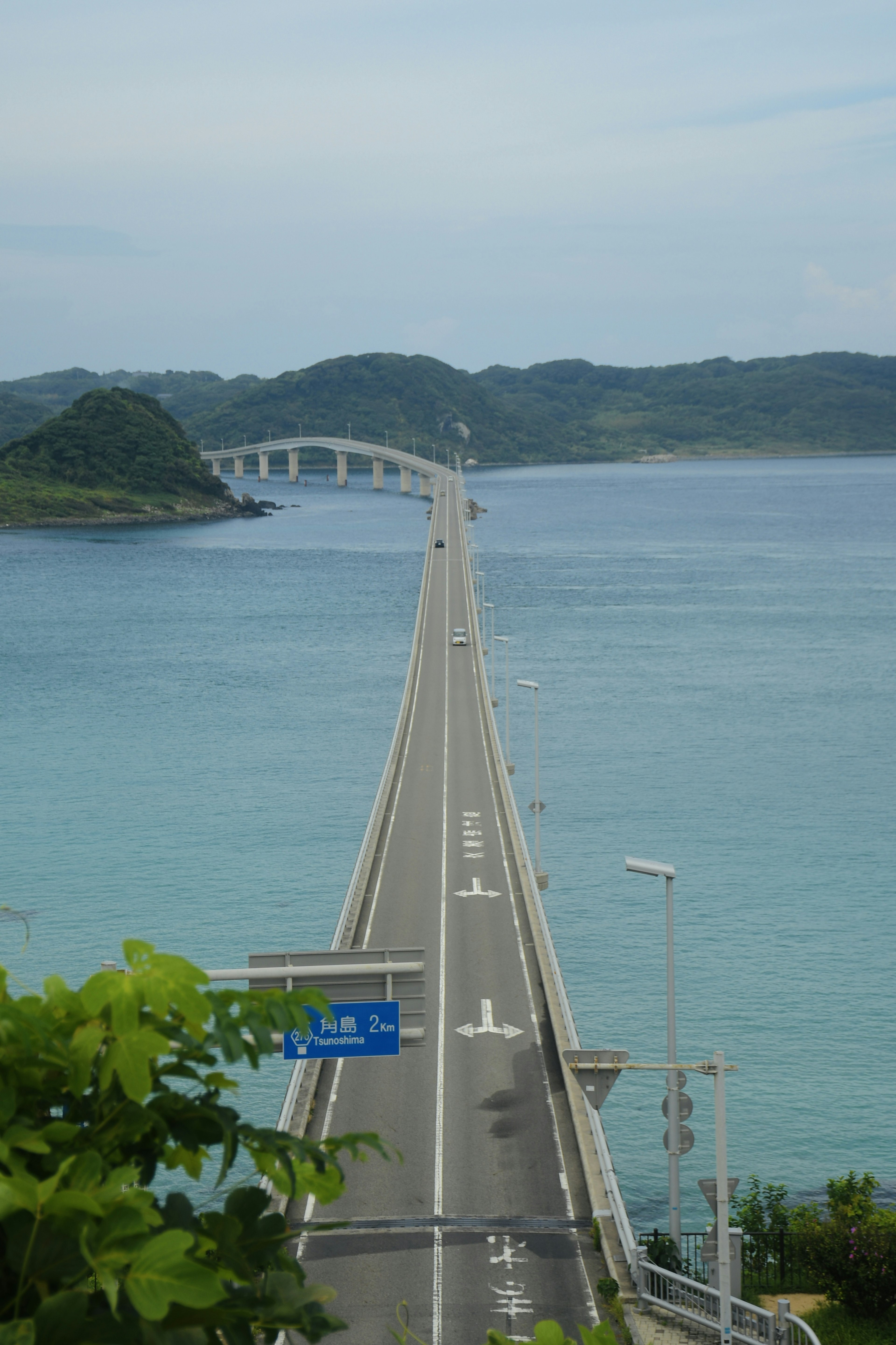 一座長橋橫跨美麗的藍色海洋