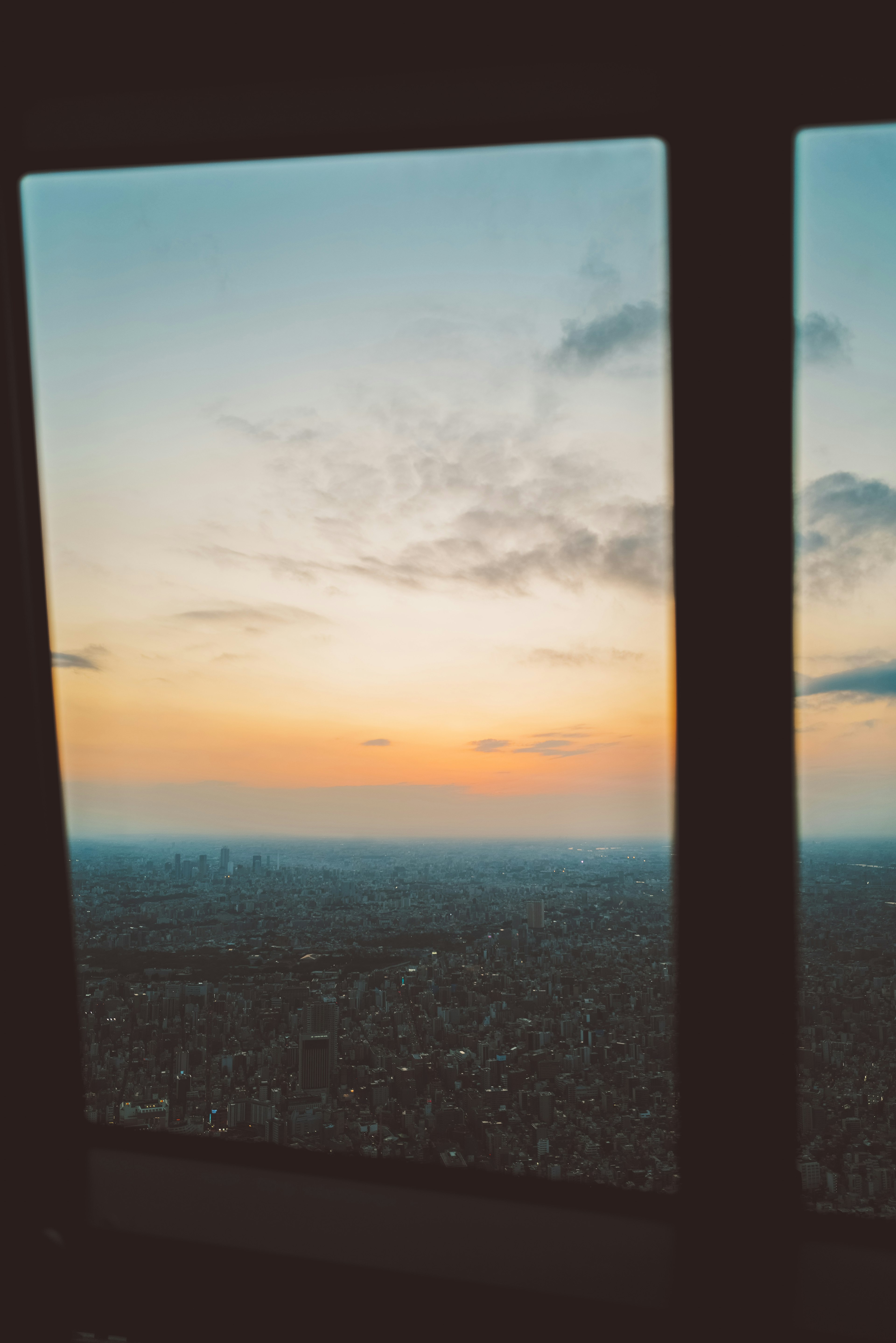 Blick auf einen schönen Sonnenuntergang durch ein Fenster