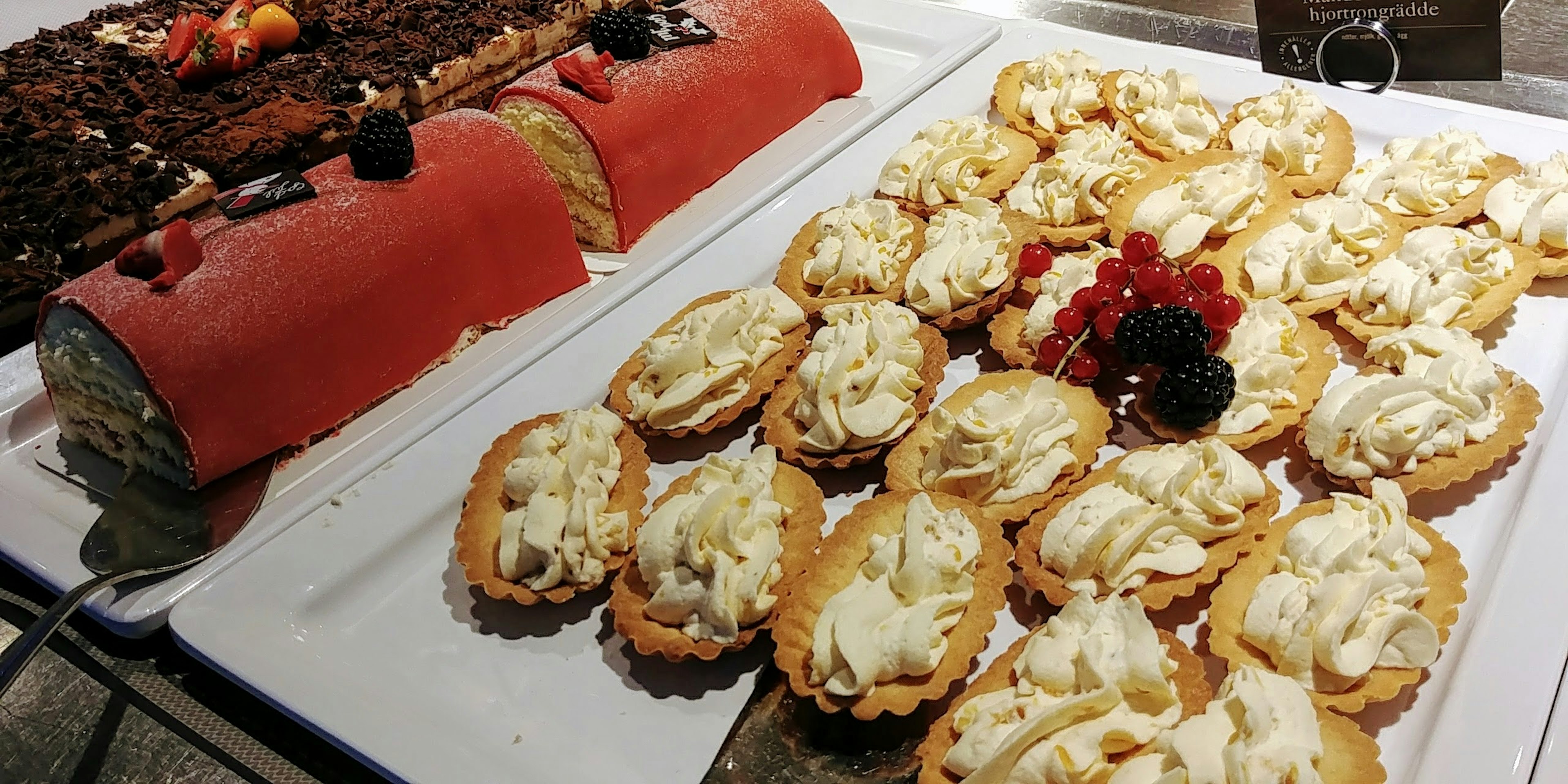 Assortiment de gâteau roulé rouge et de tartes à la crème