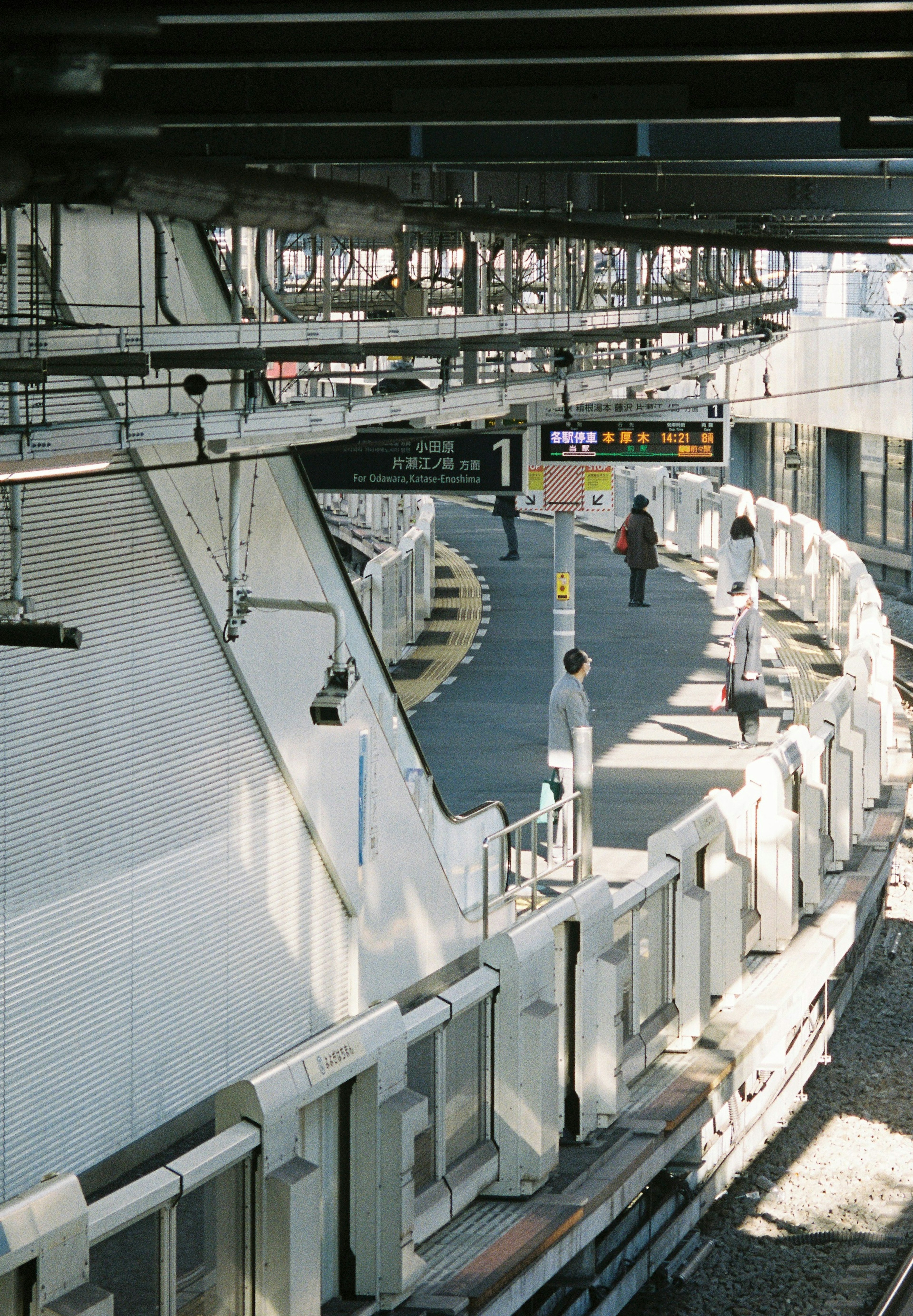 白い壁と曲がりくねった通路が特徴の駅の風景