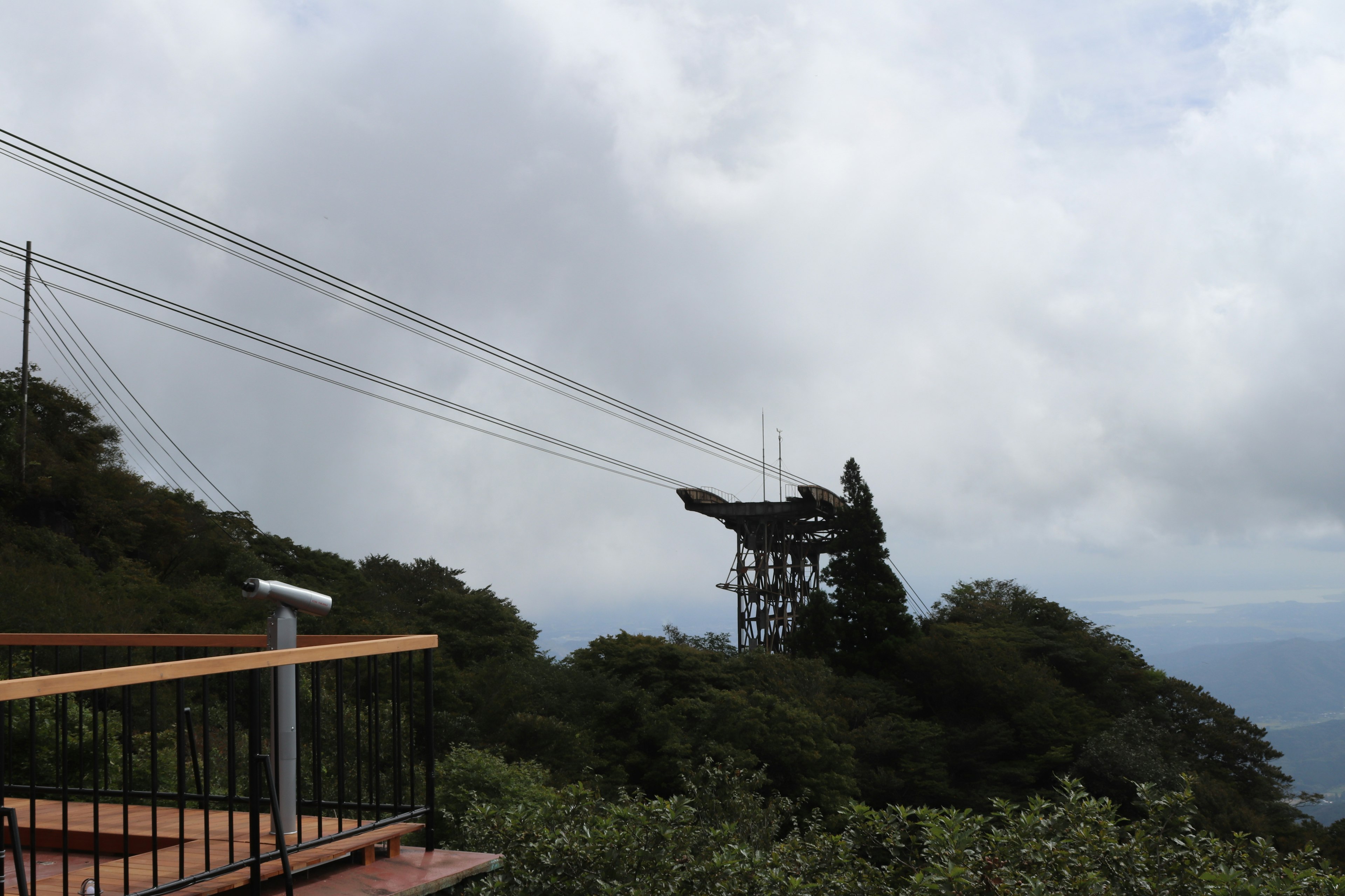 雲霧繚繞的山景和纜車塔