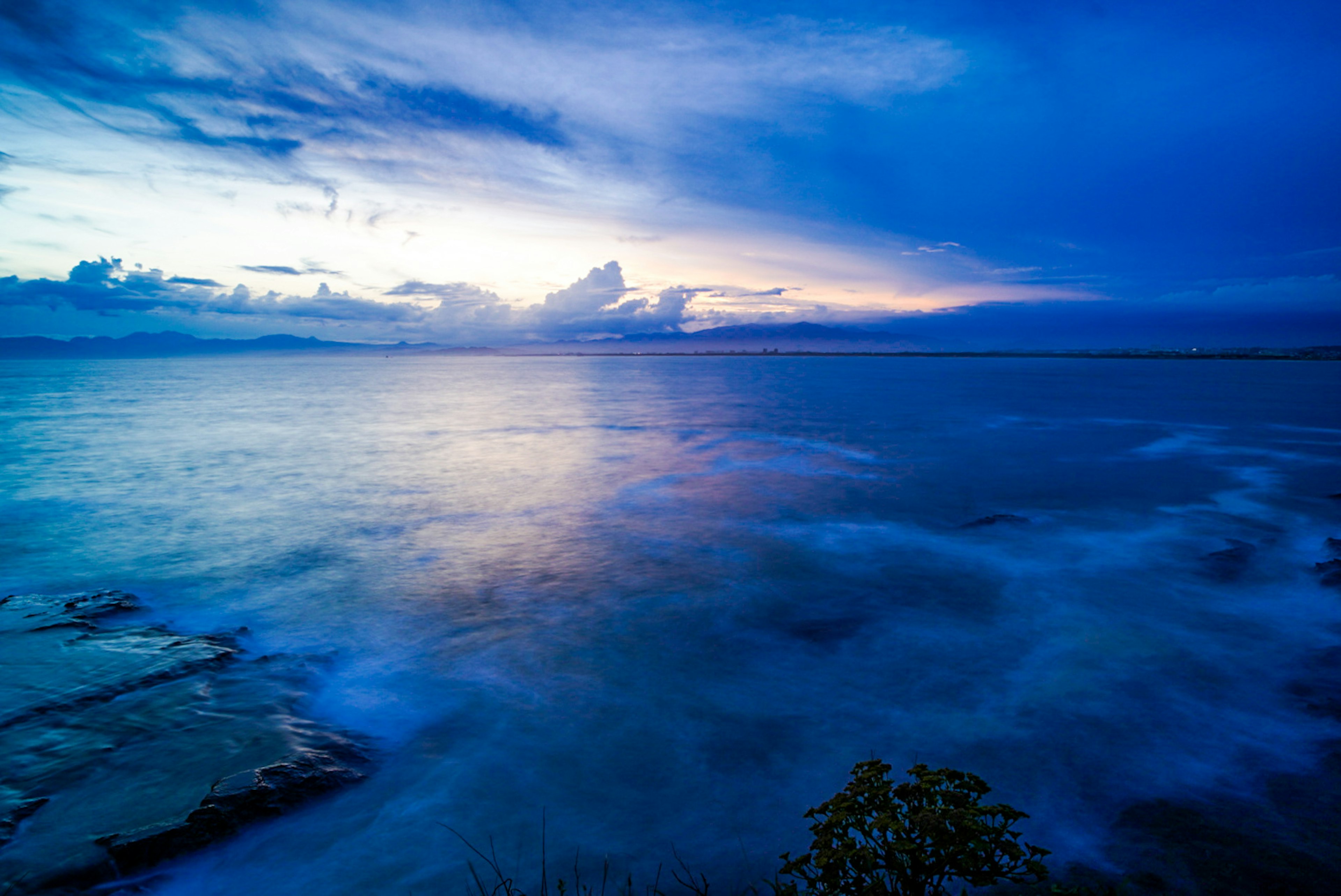 青い海と空の美しい風景が広がる夕暮れの瞬間