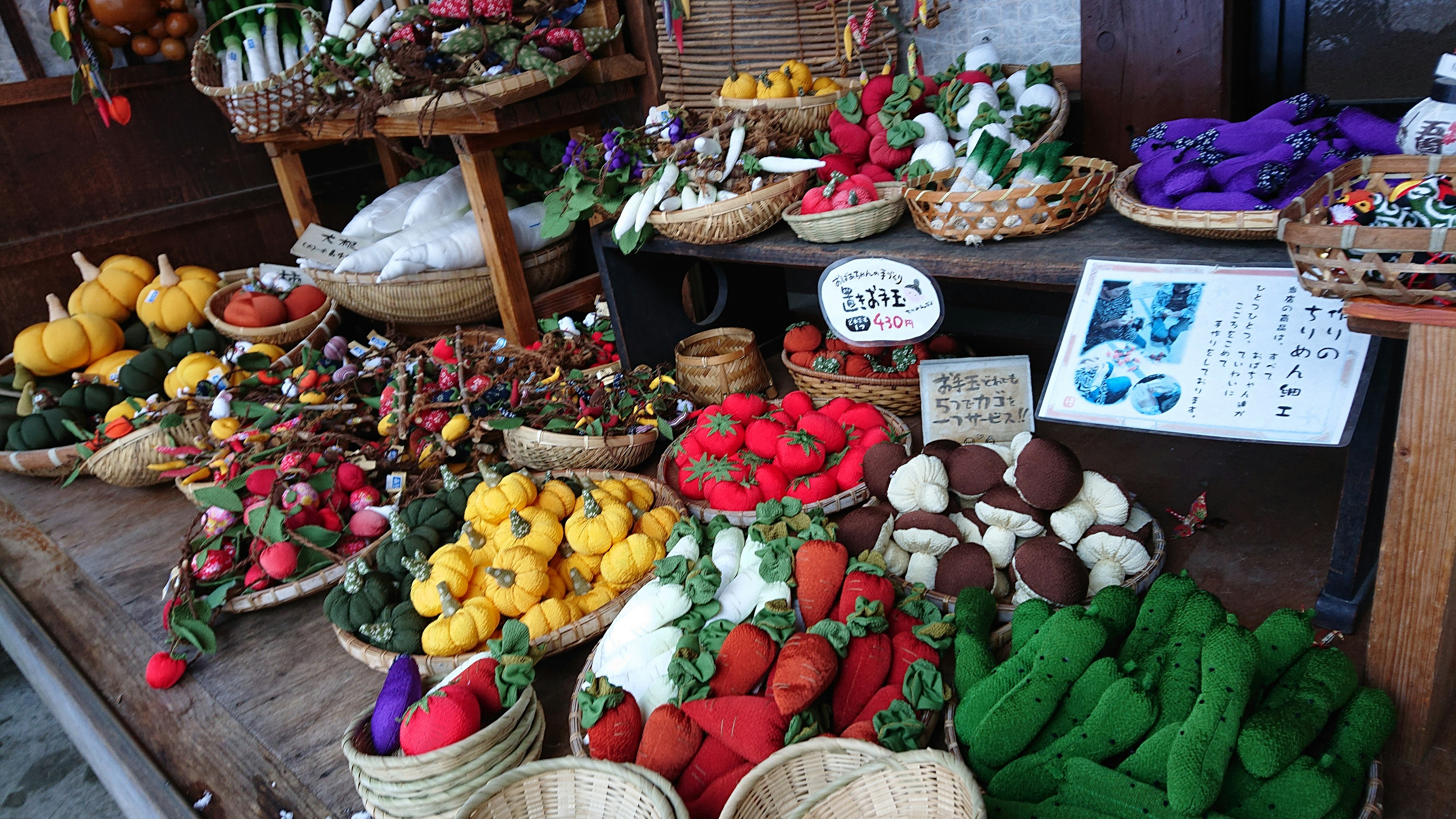 Esposizione vivace di frutta e verdura in un mercato