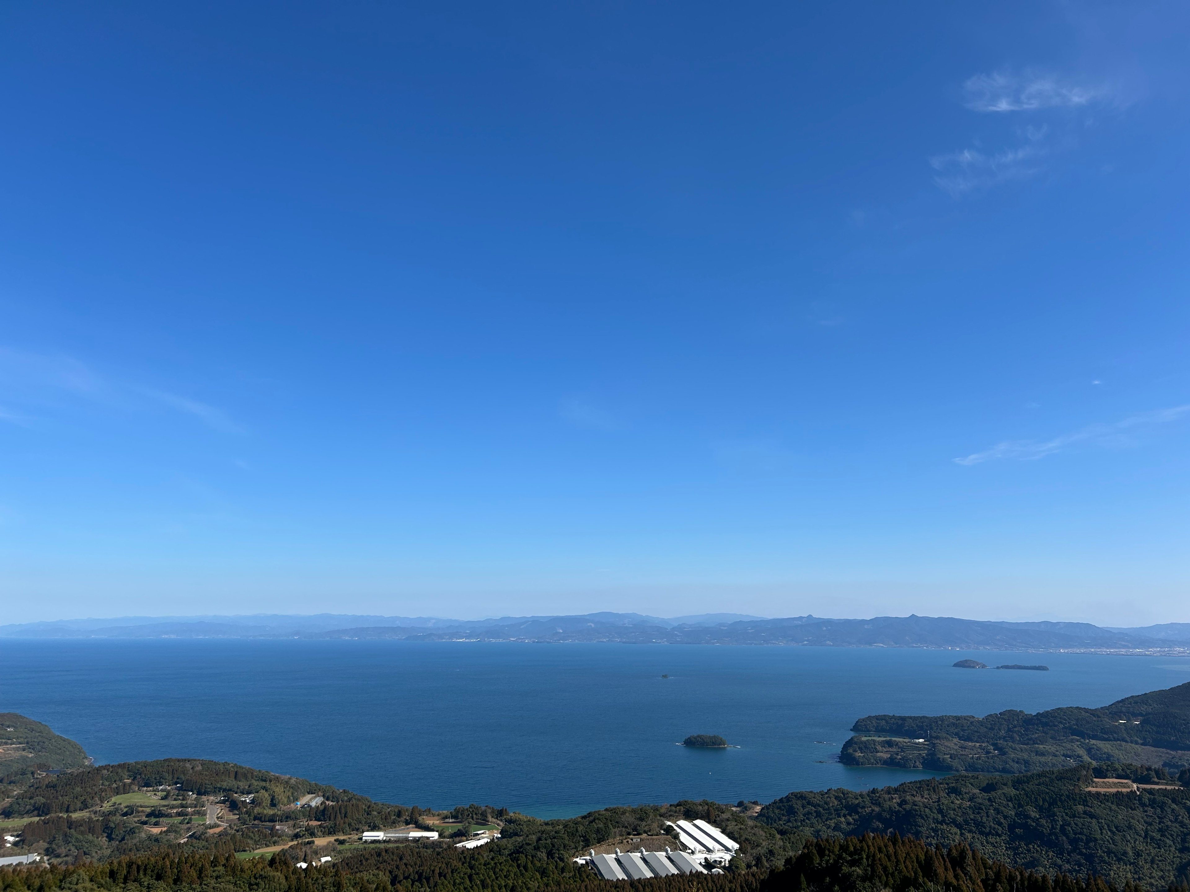 Pemandangan langit biru di atas lautan