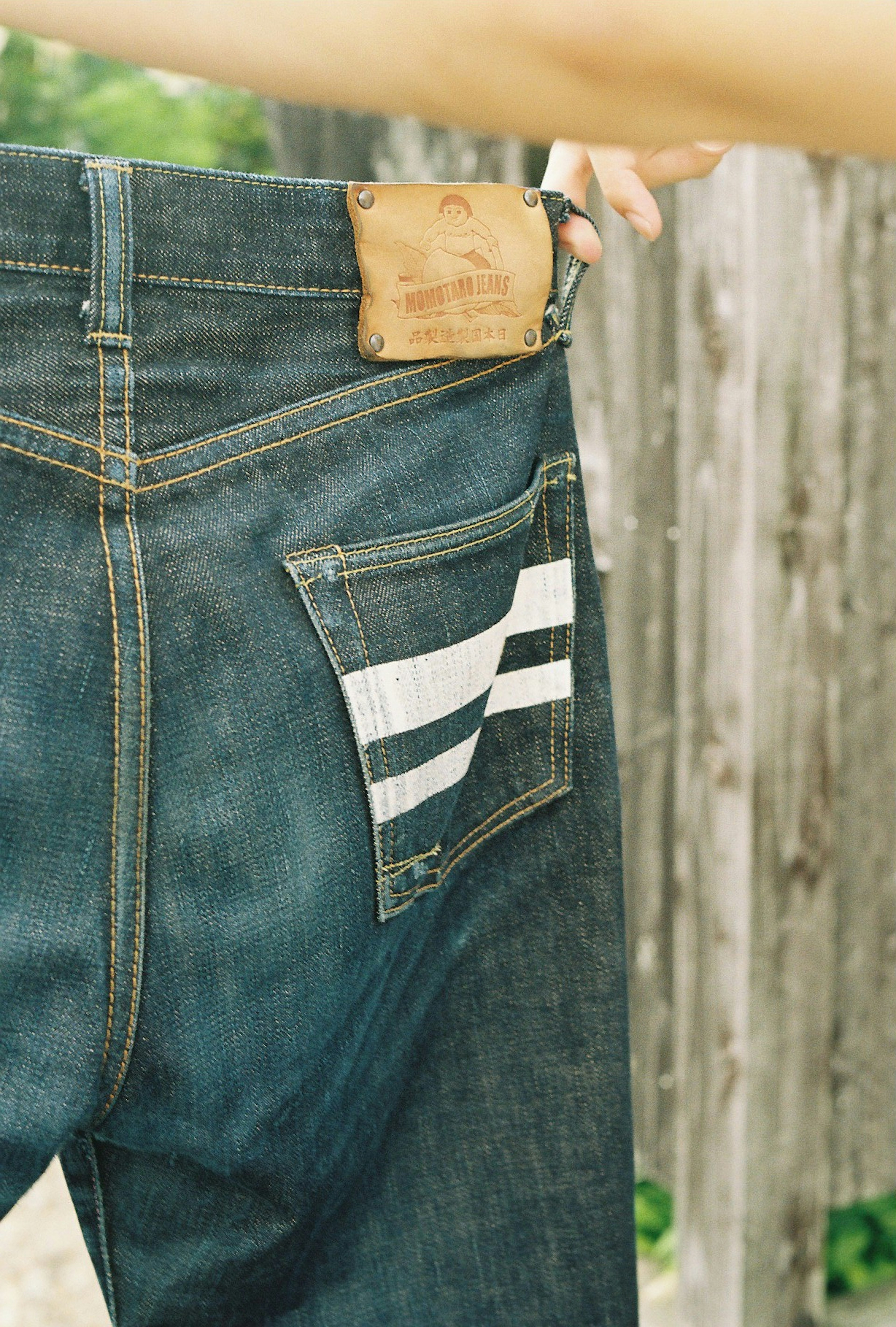 Denim-Jeans mit gestreiftem Hintertasche und Lederpatch